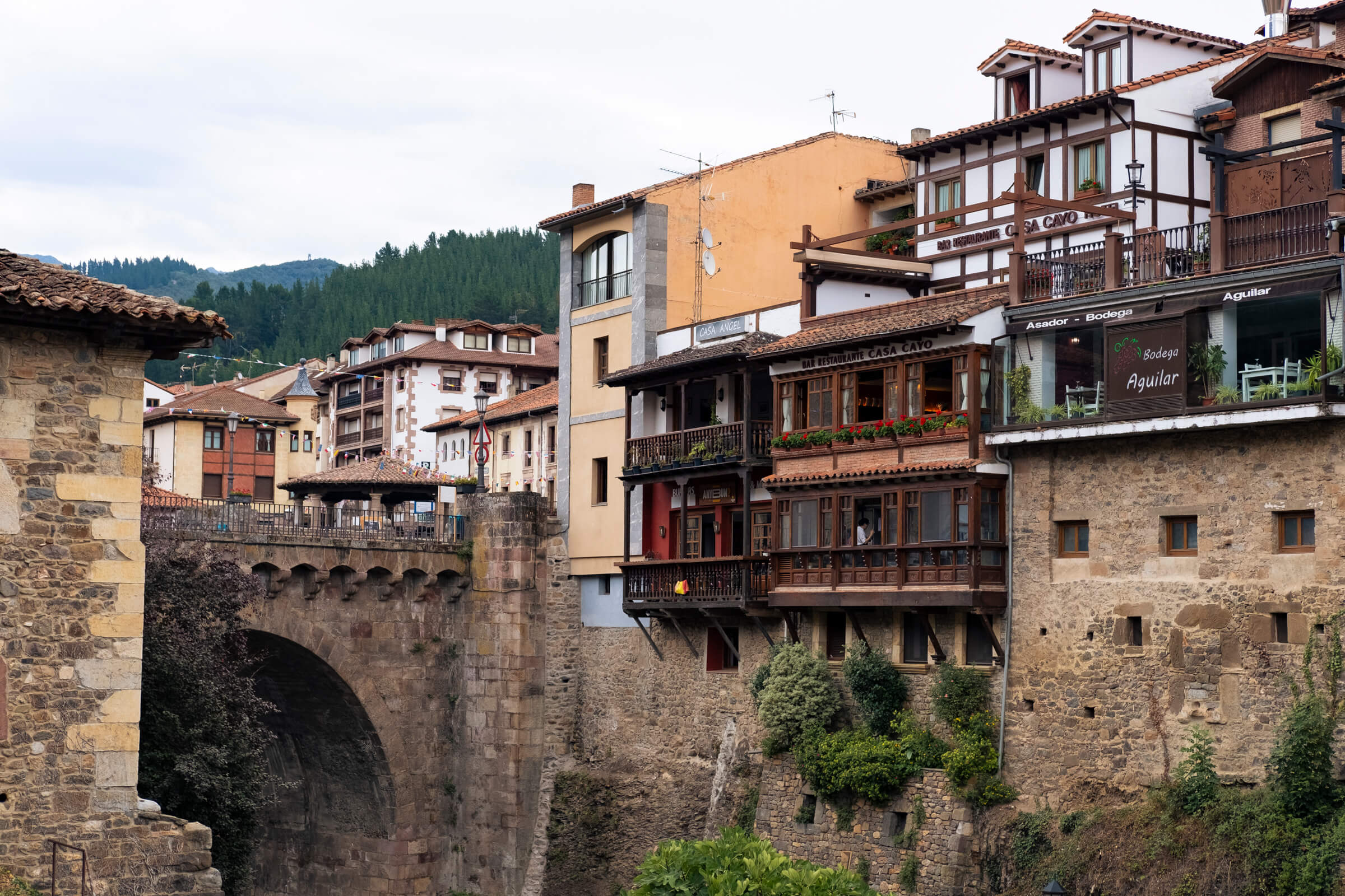 Potes. Puente en Potes, con las casas hacia el río