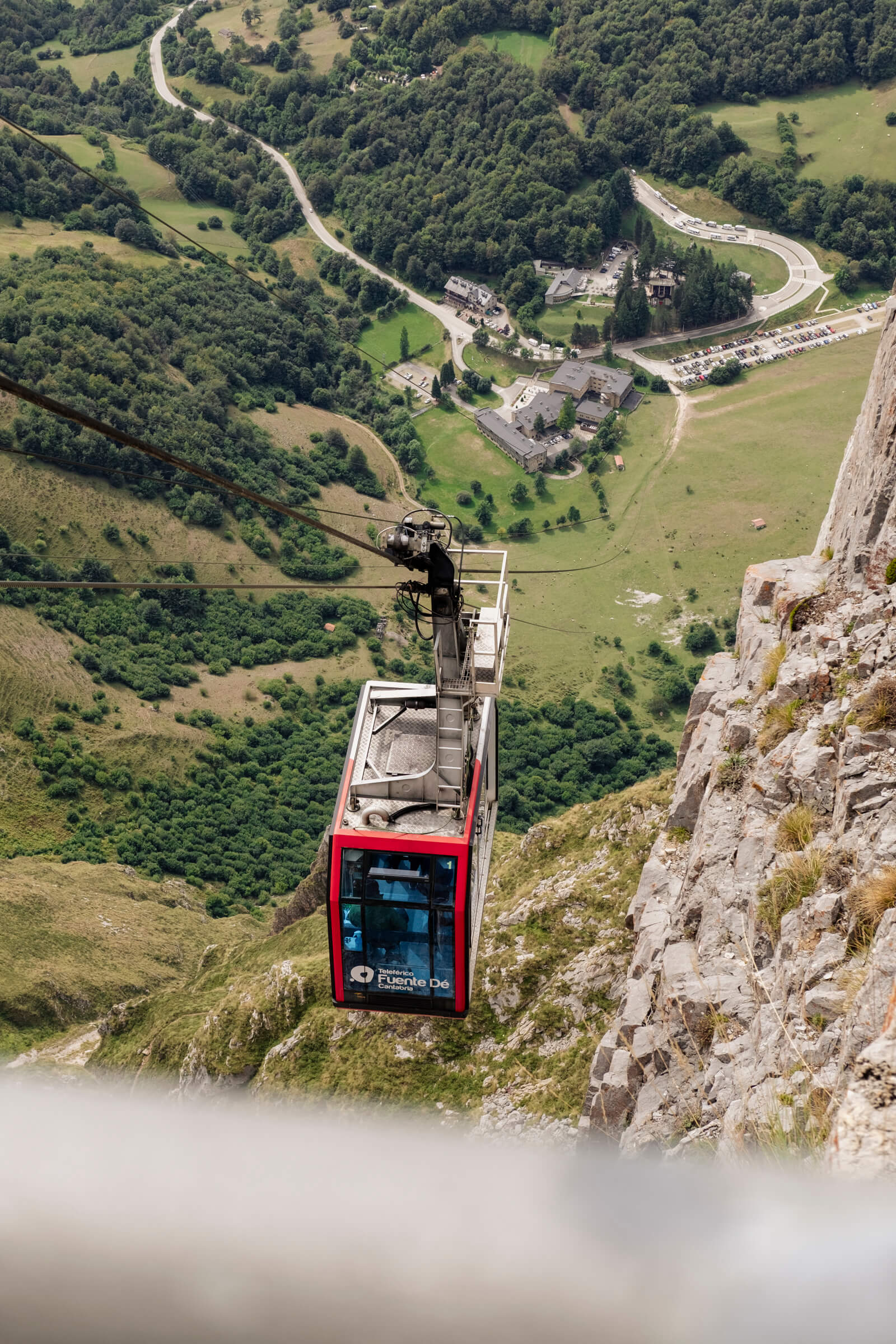 Teleférico de Fuente Dé llegando a la parte alta. Mirador hacia el valle de Liébana, con el teleférico de Fuente Dé en primer plano llegando a la parte alta