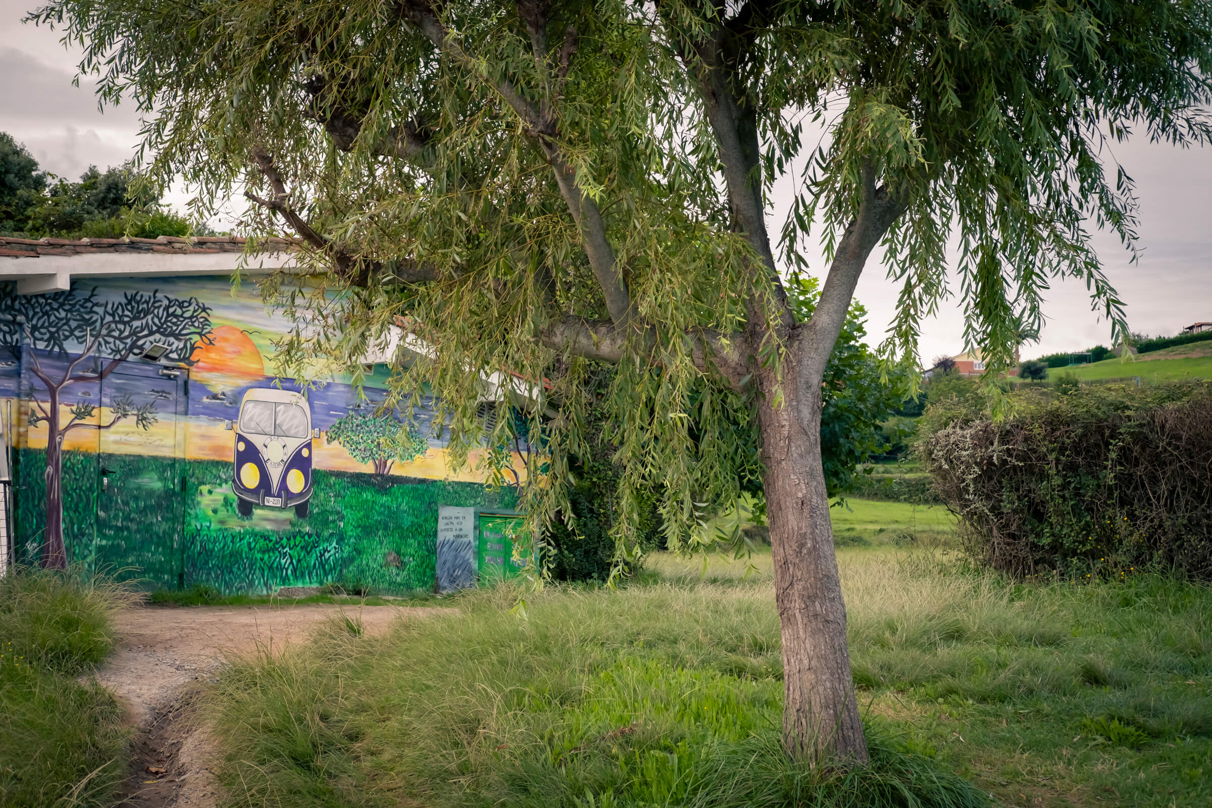 Mural en edificio abandonado en la playa de Toranda. Mural en edificio abandonado en la Playa de Toranda
