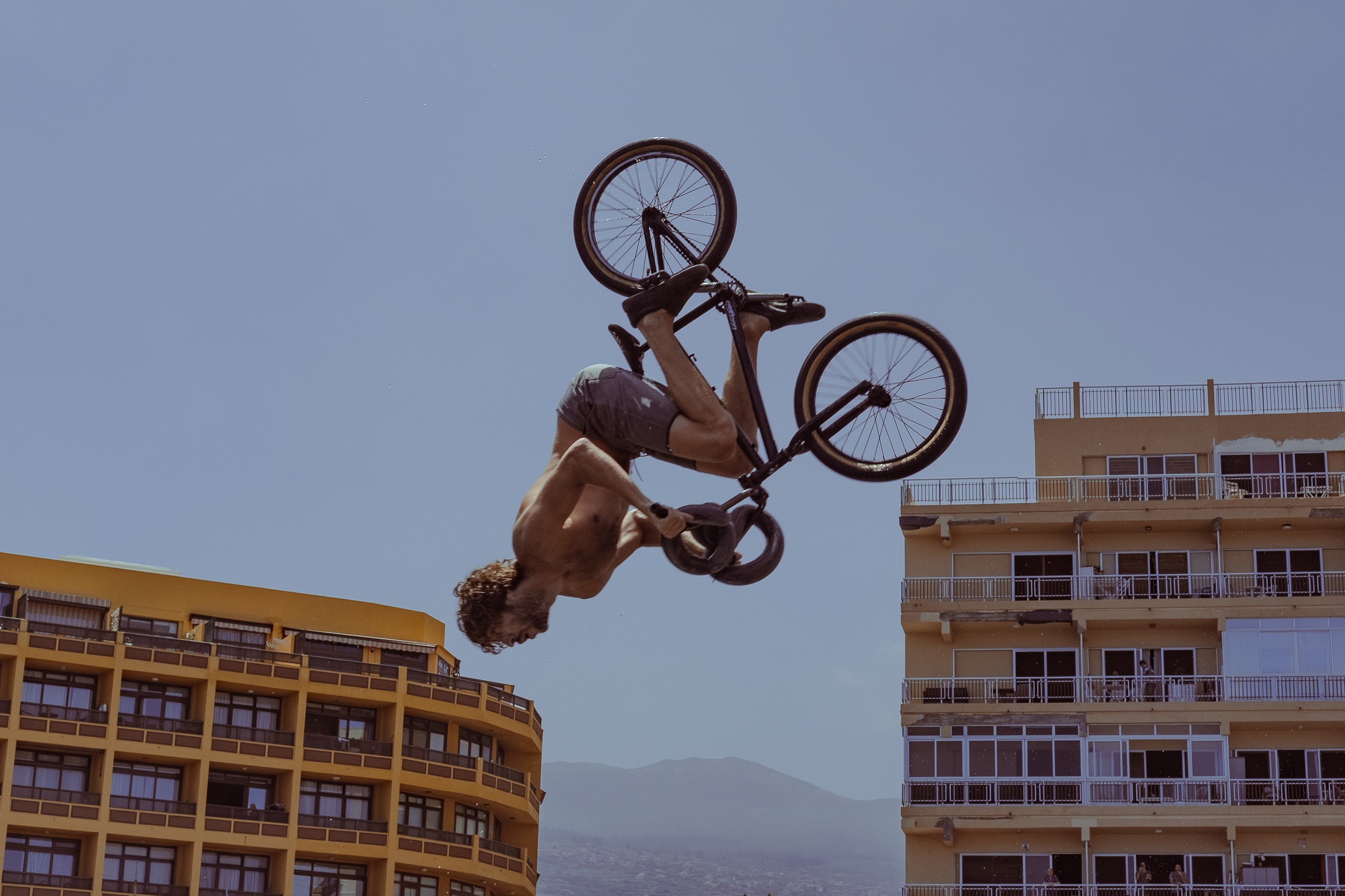 Captura de uno de los saltos en bicicleta sobre el mar