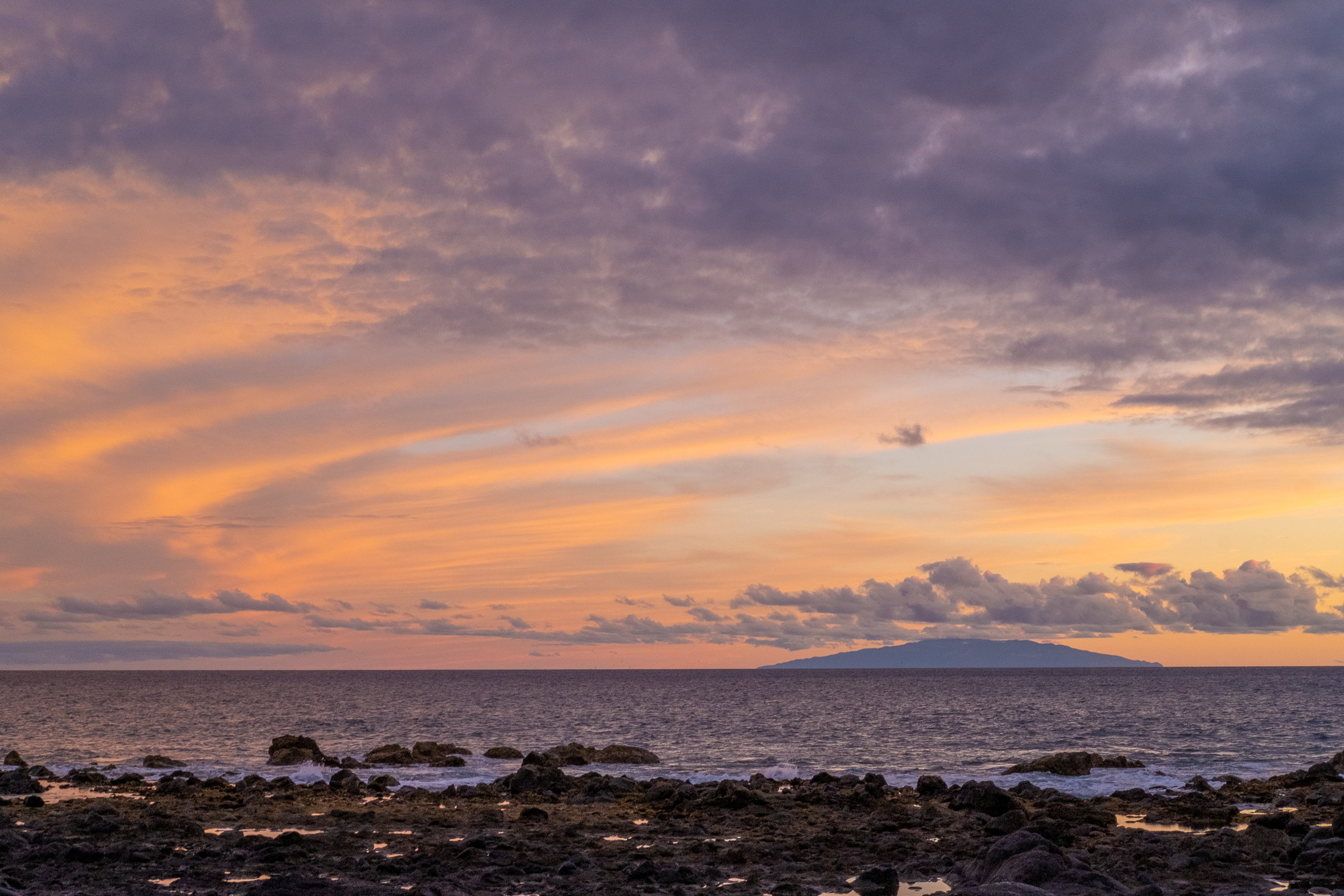 Atardecer desde Valle Gran Rey, con la silueta de la isla de El Hierro al fondo.