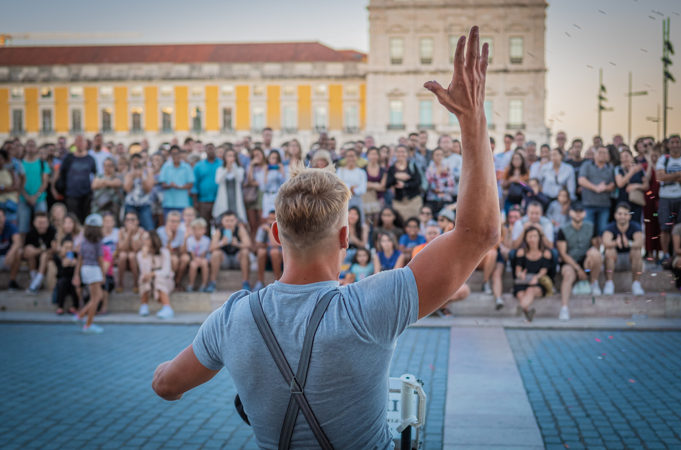 Espectáculo callejero en una plaza de Lisboa con una gran multitud bien atenta al artista