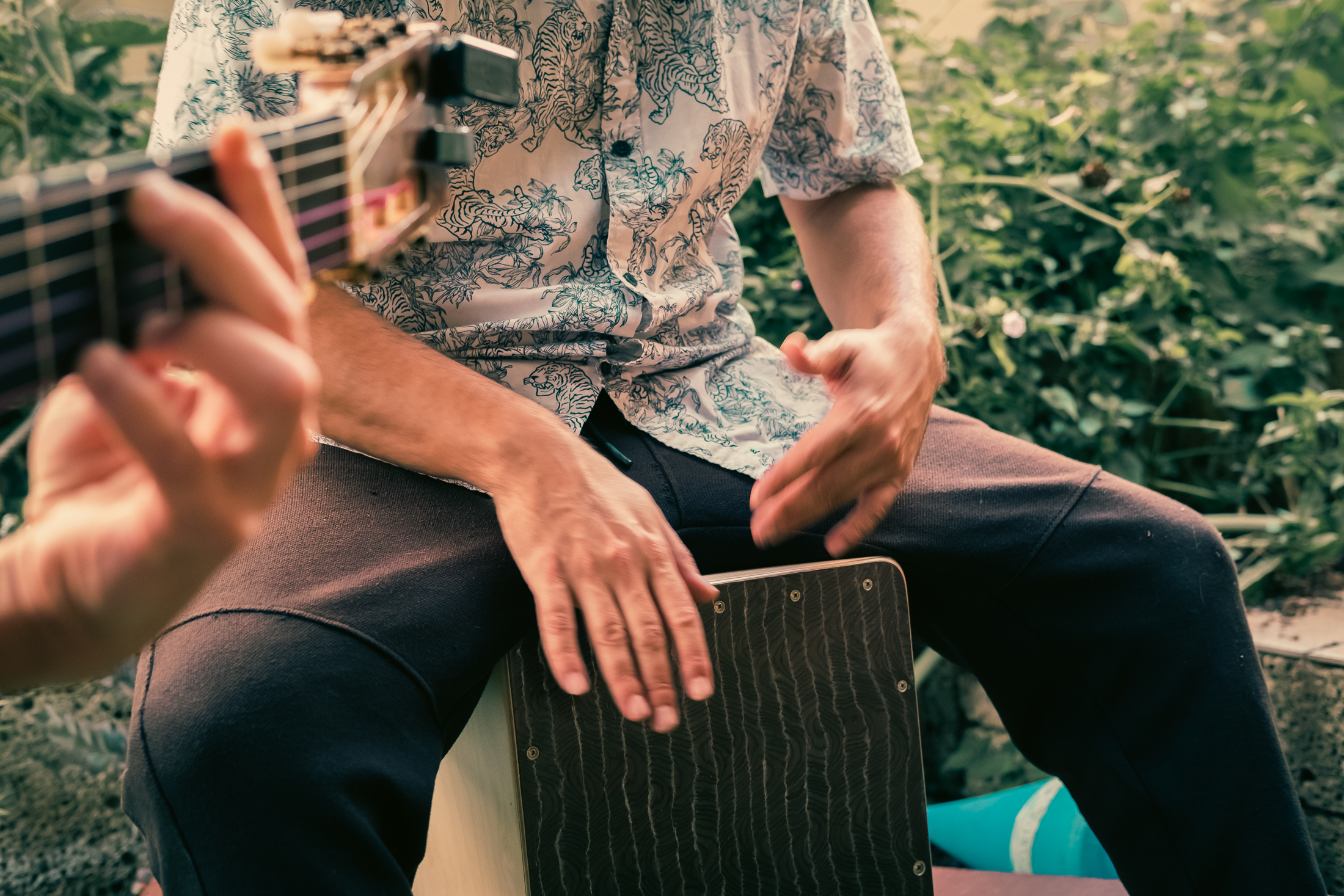 Escena del grupo tocando con el cajón flamenco en primer plano