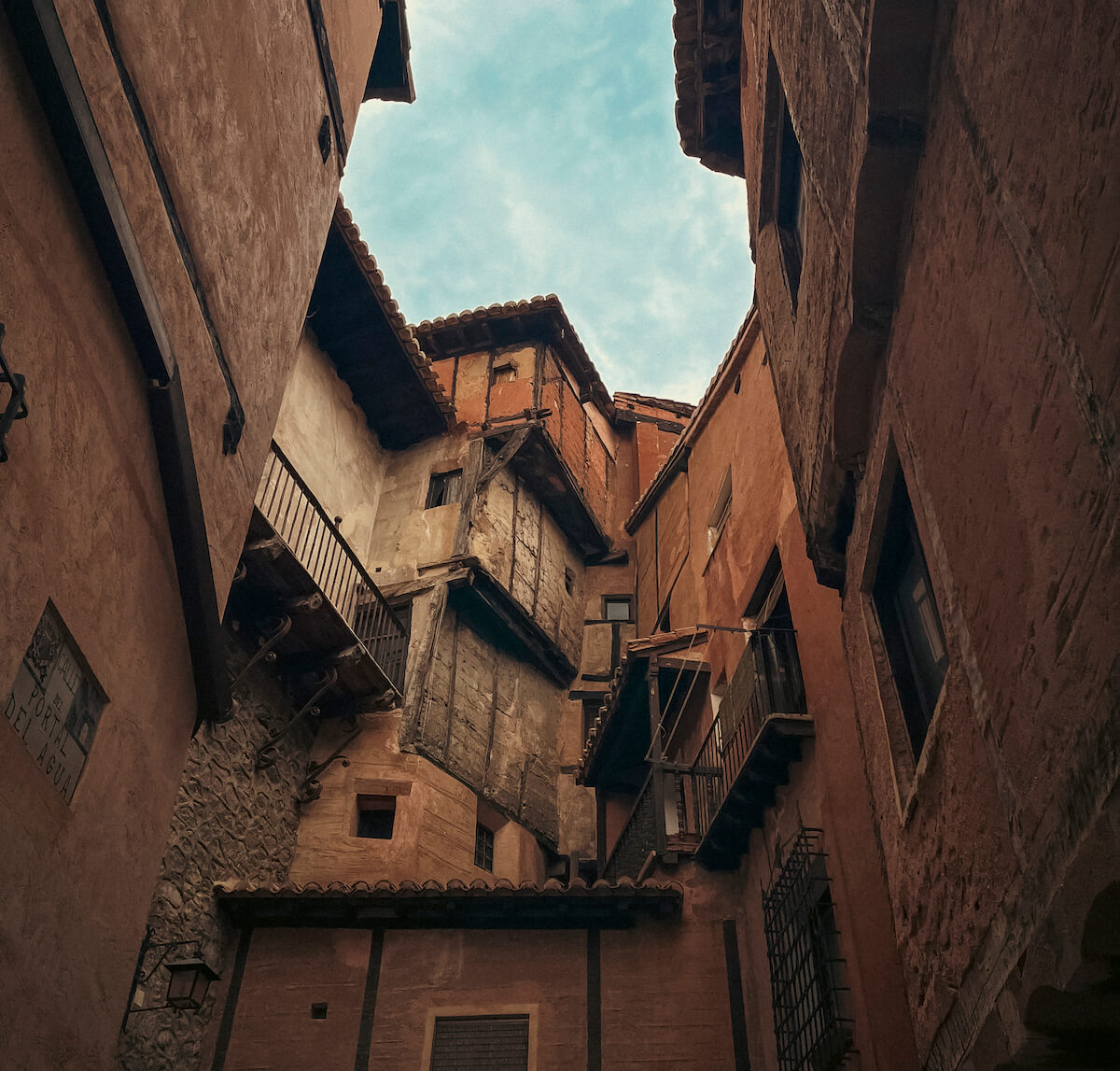 Foto del Rincón del Abanico en Albarracín con el cielo azul de fondo.