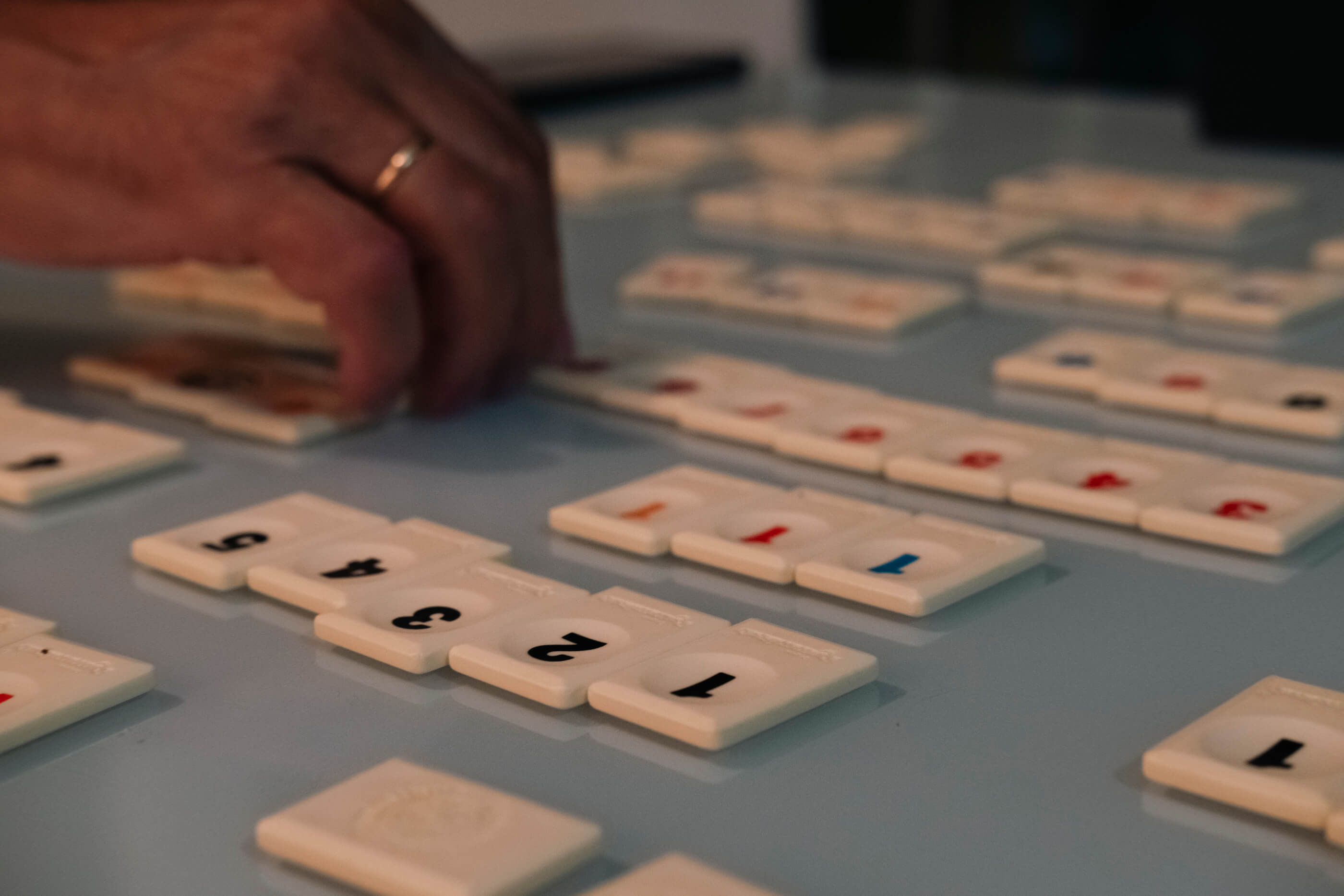 Noches de verano. Noches de Rummikub. Primer plano de las fichas del juego de mesa Rummikub