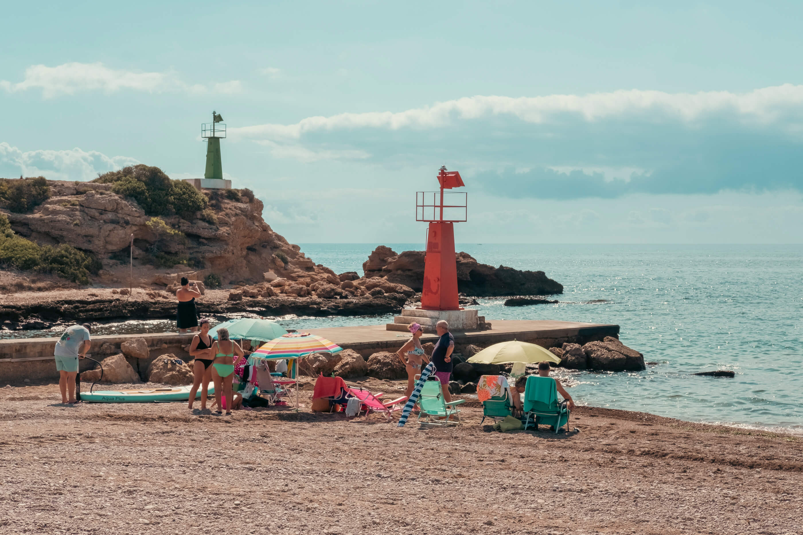 Escena playera y mediterránea en L'Ampolla. Un grupo de personas en la playa