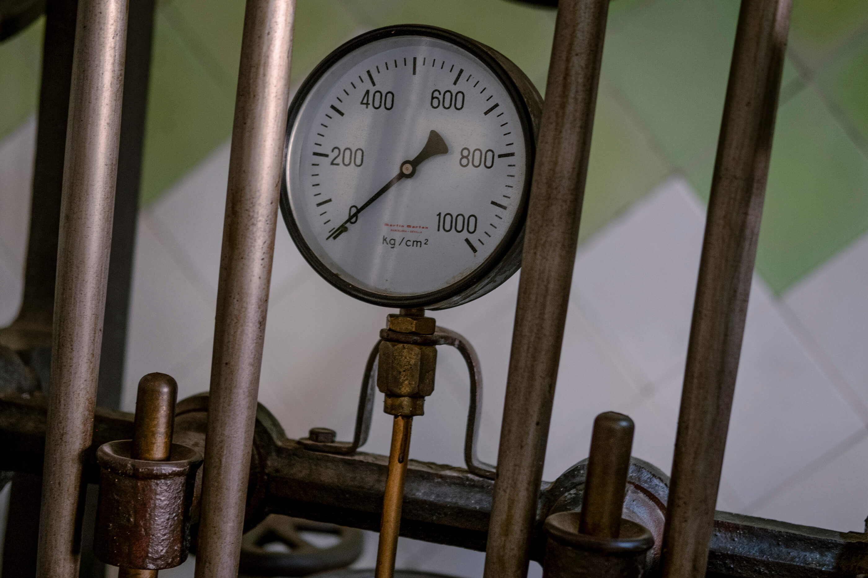 Primer plano de un indicador de presión en una máquina antigua de una bodega