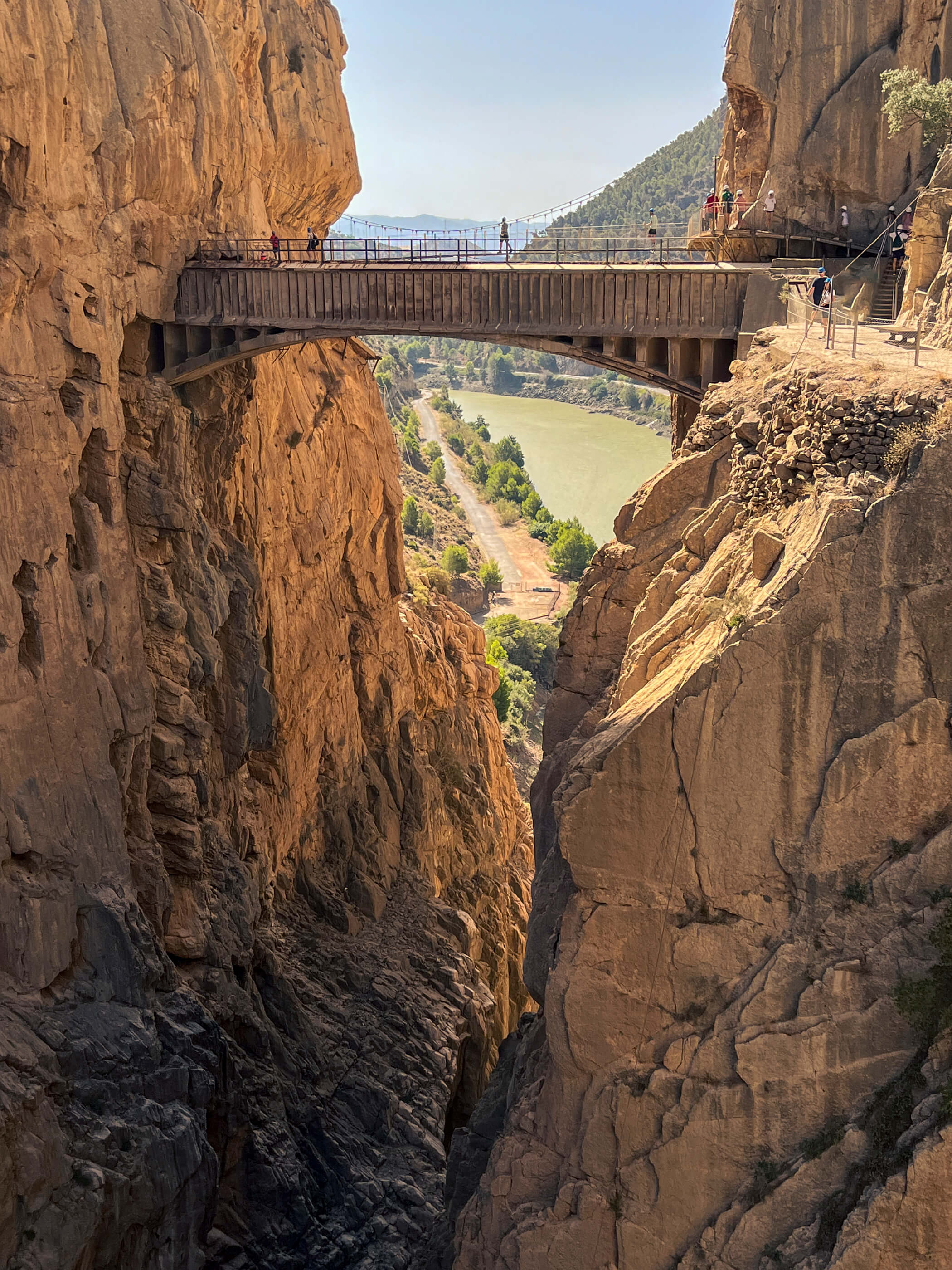 Vértigo. El puente de la parte final de El Caminito del Rey, en Málaga. Puente que une ambos lados de la montaña rojiza y rocosa, con un precipicio de unos 100 metros de caída libre por debajo, por el que se cruza andando para terminar la ruta de El Caminito del Rey, en Málaga