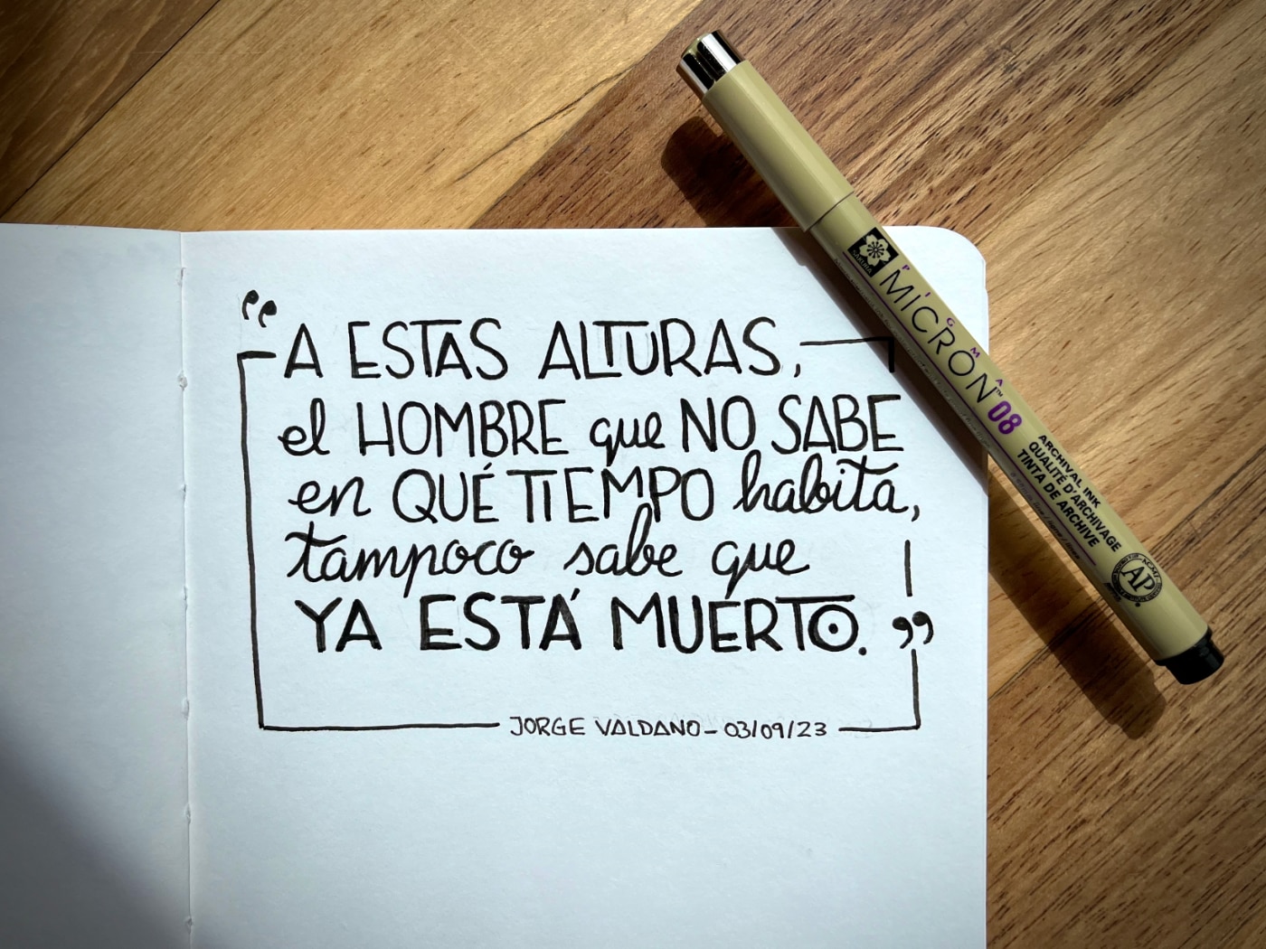 Foto de cita escrita manuscrita con la frase de Jorge Valdano: 'A estas alturas, el hombre que no sabe en qué tiempo habita, tampoco sabe que ya está muerto.'