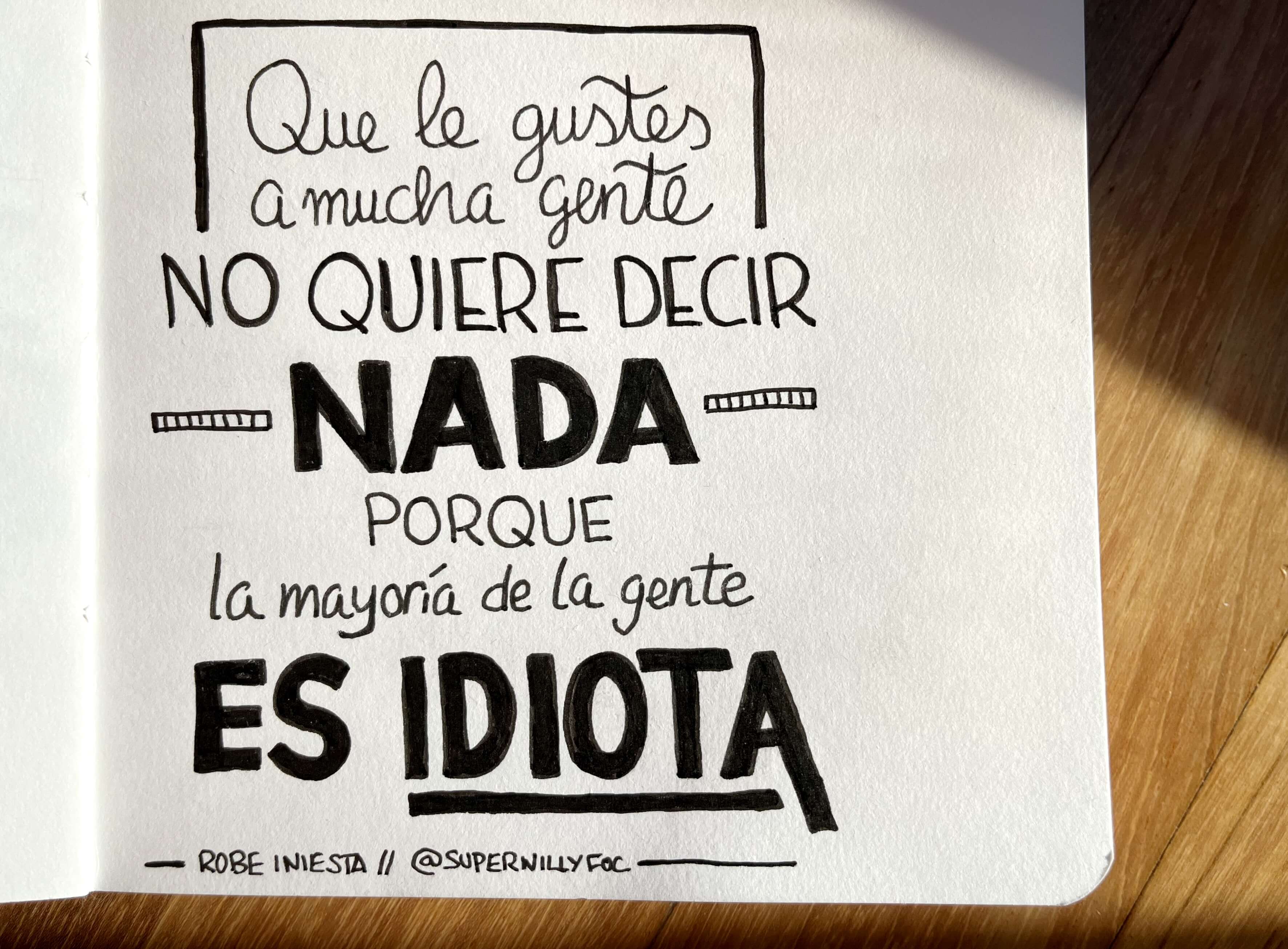 Foto de cita escrita manuscrita con la frase de Jorge Valdano: 'A estas alturas, el hombre que no sabe en qué tiempo habita, tampoco sabe que ya está muerto.'
