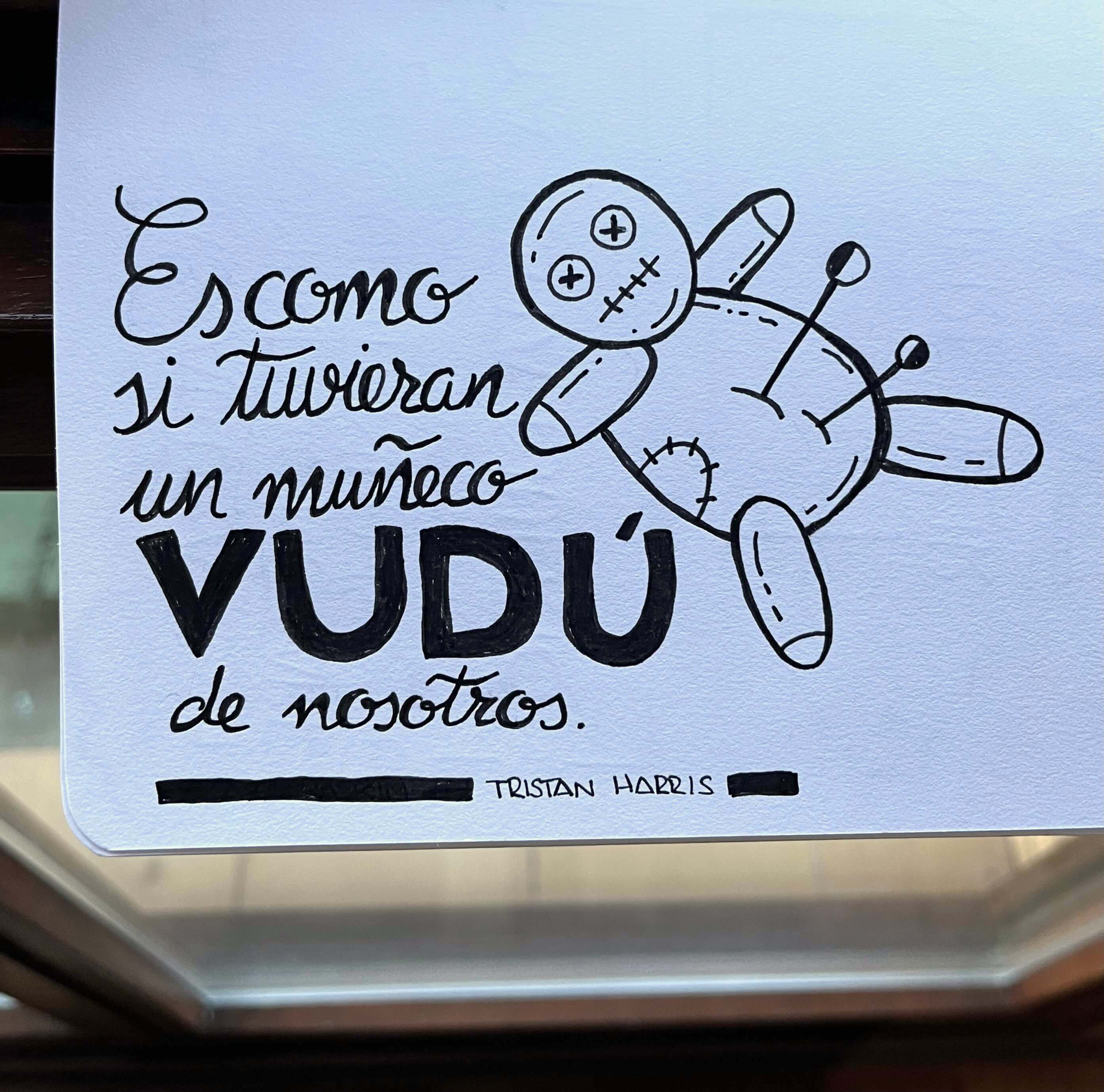 Foto de cita escrita manuscrita con la frase de Tristan Harris: 'Es como si tuvieran un muñeco vudú de nosotros"