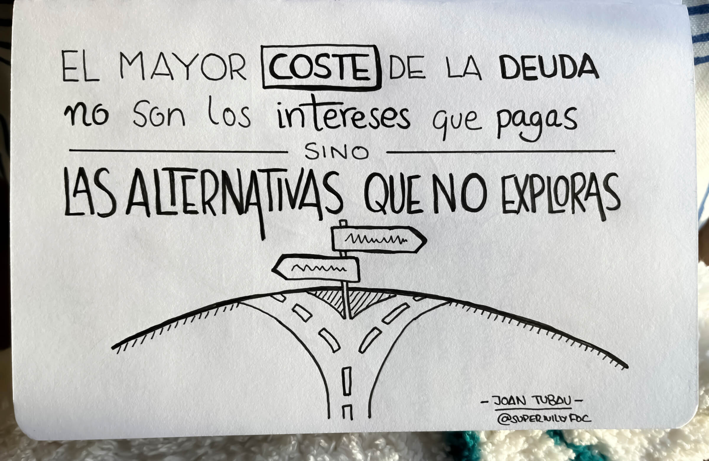 Foto de la cita manuscrita en el cuaderno. Foto de cita escrita manuscrita con la frase de Joan Tubau: 'El mayor coste de la deuda no son los intereses que pagas sino las alternativas que no exploras'