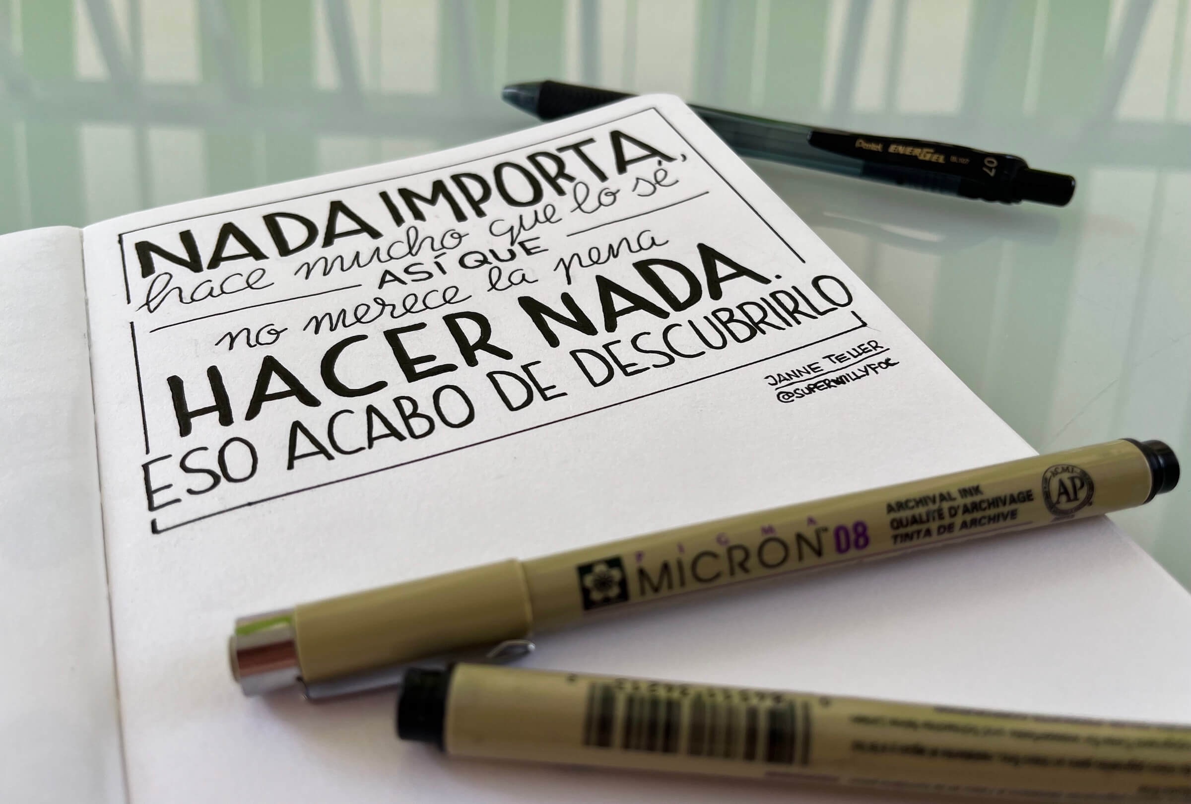 Cuaderno con la cita de Janne Teller. Foto del cuaderno sobre la mesa, abierto con la página en la que está manuscrita la cita de la semana, y los rotuladores que he utilizado para dibujarla