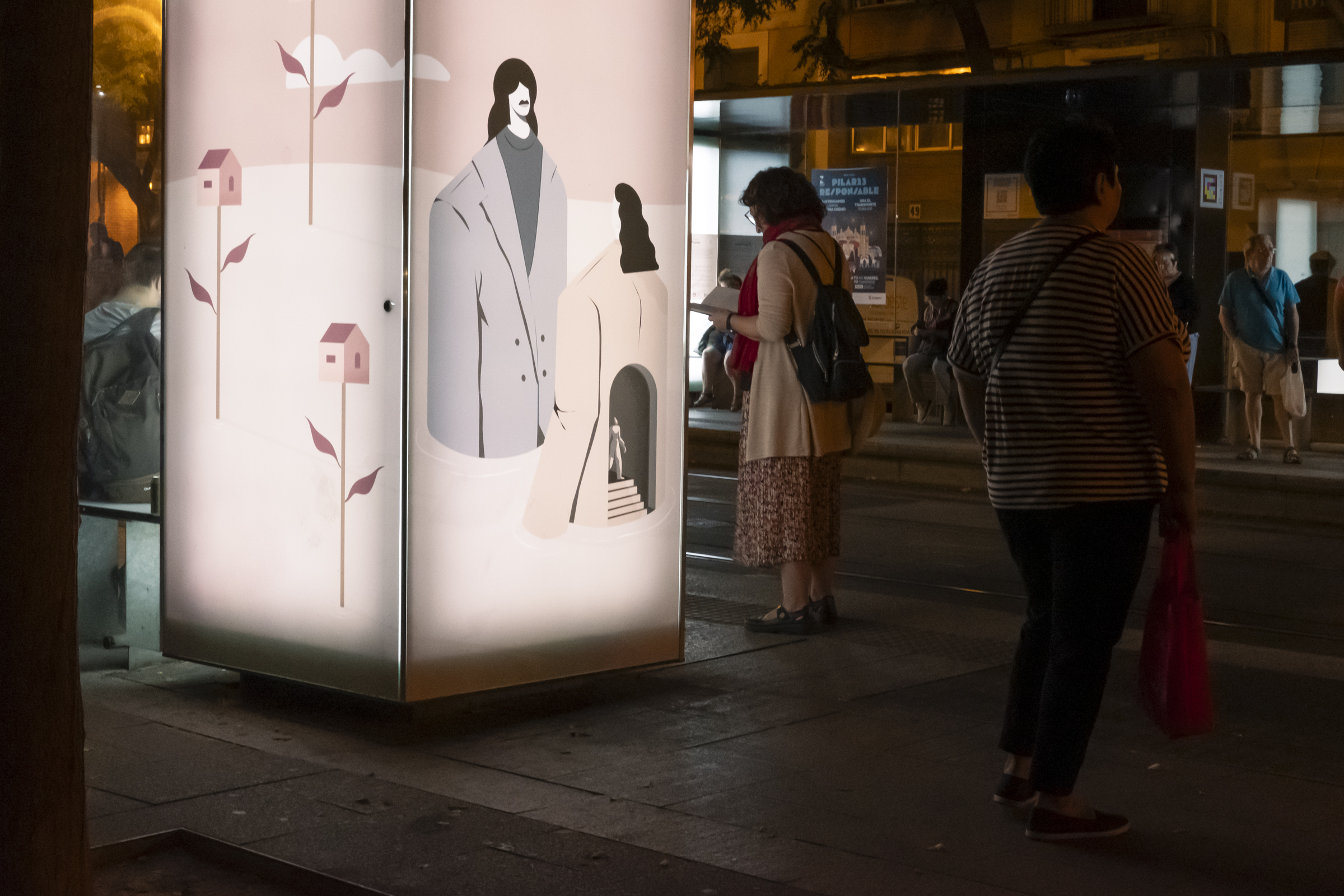 Siluetas al amanecer. Foto a una parada de tranvía todavía de noche, antes del amanecer.