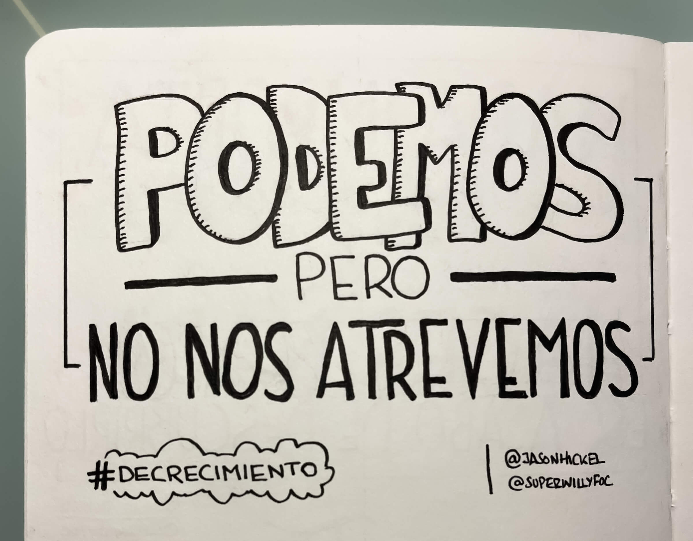 Foto de la cita manuscrita en el cuaderno. Foto de cita escrita manuscrita con la frase de Jason Hickel: "Podemos, pero no nos atrevemos."