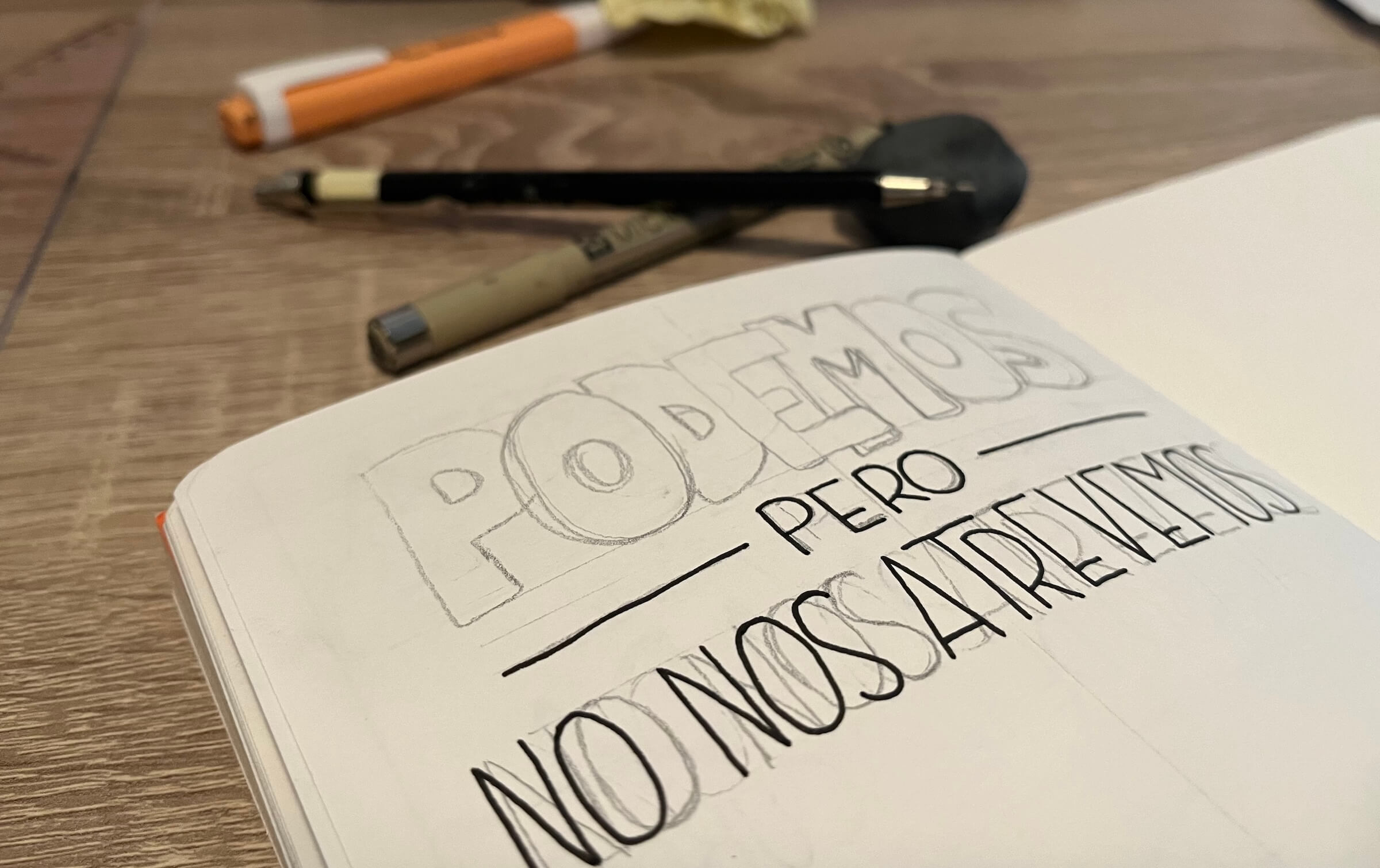 Foto del proceso, escribiendo la cita en el cuaderno. Foto del cuaderno sobre la mesa, abierto con la página en la que está manuscrita la cita de la semana