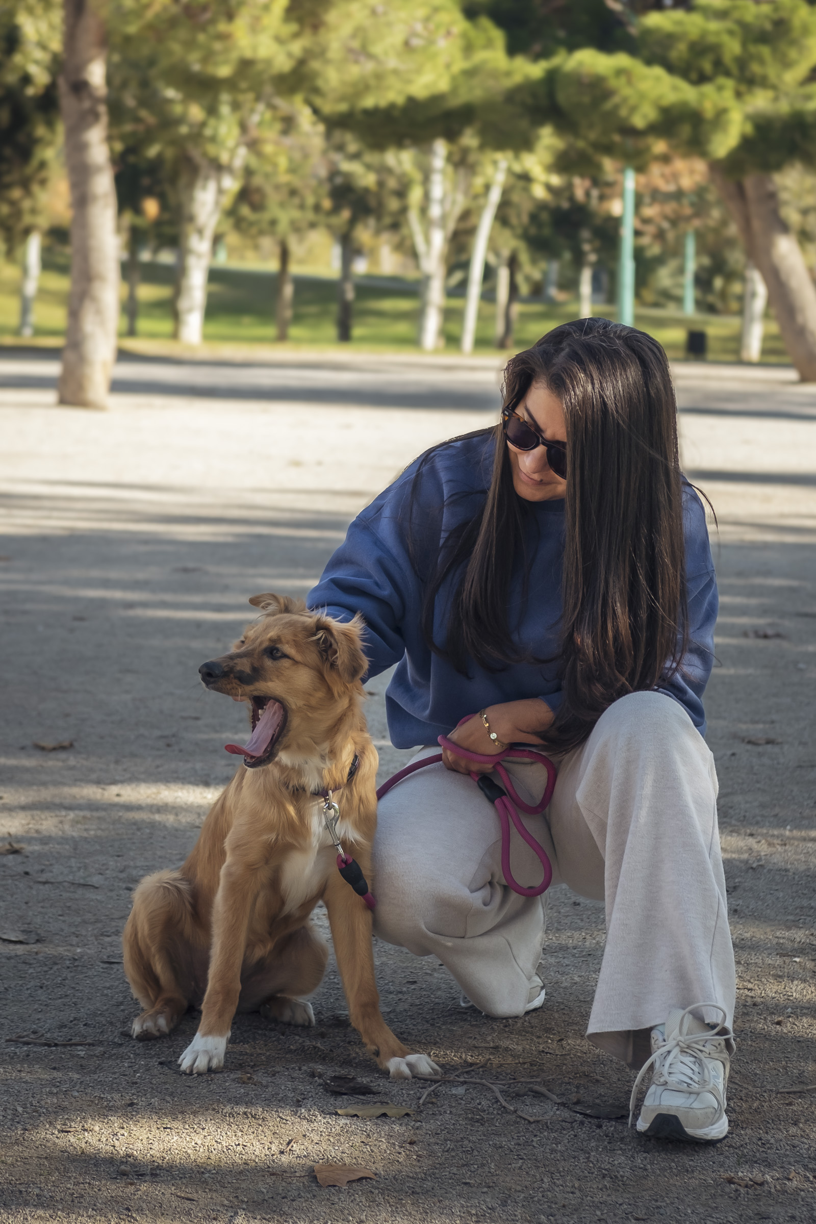 Laura y Tosa de paseo por el parque. ❤️ Retrato de Laura y Tosa paradas descansando del paseo por el parque
