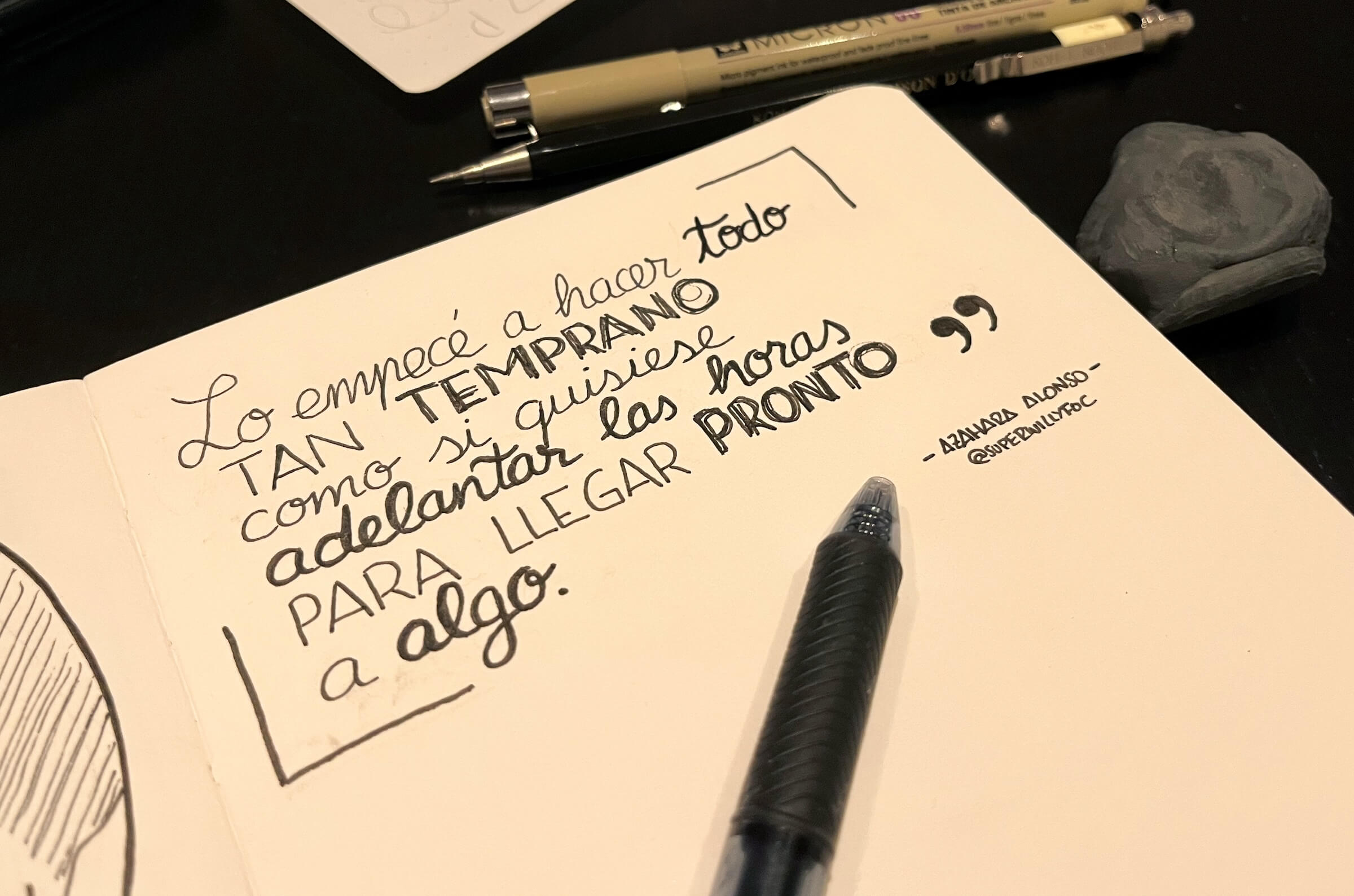 Foto del proceso, escribiendo la cita en el cuaderno. Foto del cuaderno sobre la mesa con la cita a medio escribir