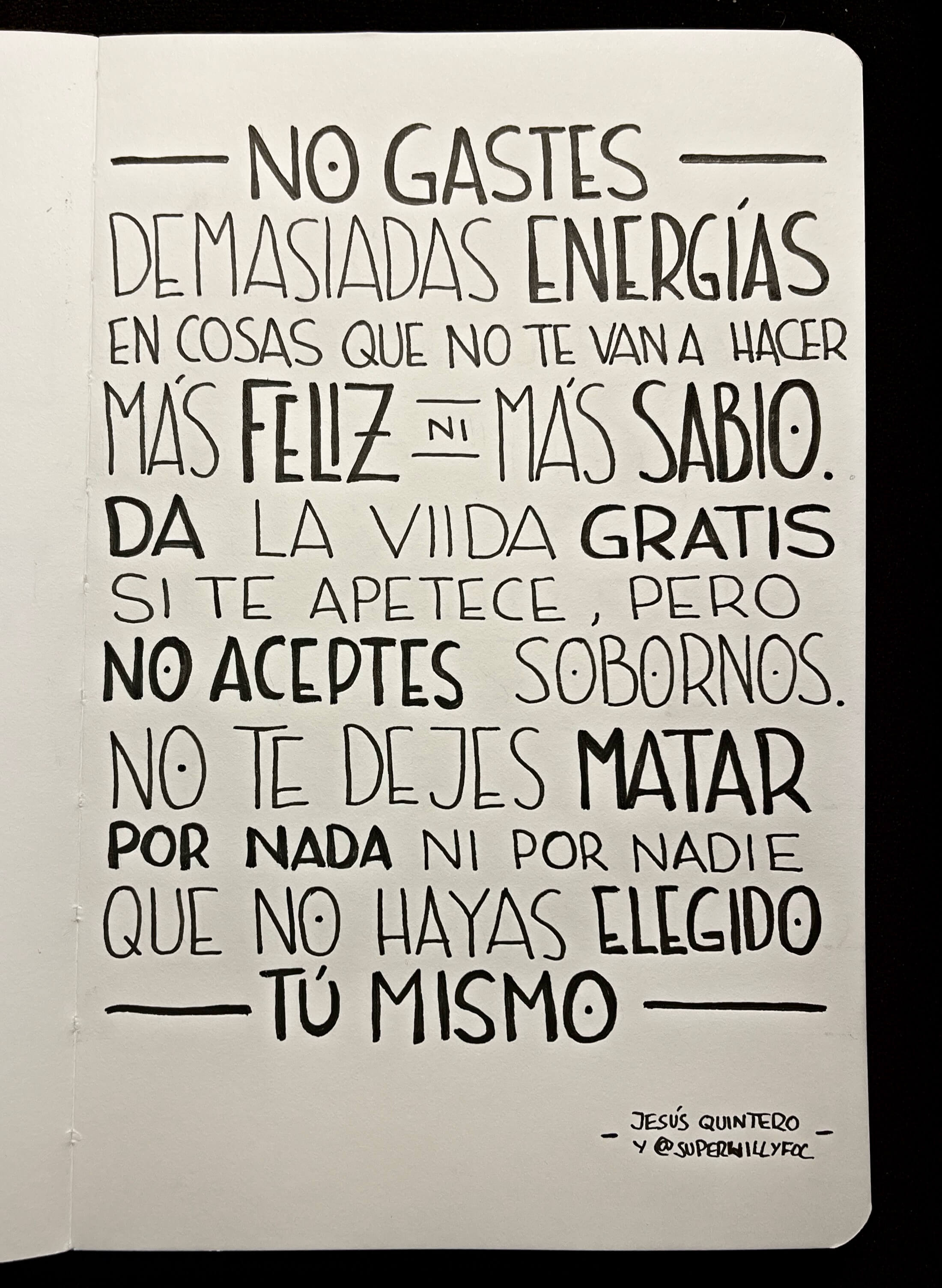 Foto de la cita manuscrita en el cuaderno. Foto de cita escrita manuscrita con la frase de Jesús Quintero: "No gastes demasiadas energías en cosas que no te van a hacer más feliz ni más sabio. Da la vida gratis si te apetece, pero no aceptes sobornos. No te dejes matar por nada ni por nadie que no hayas elegido tú mismo."