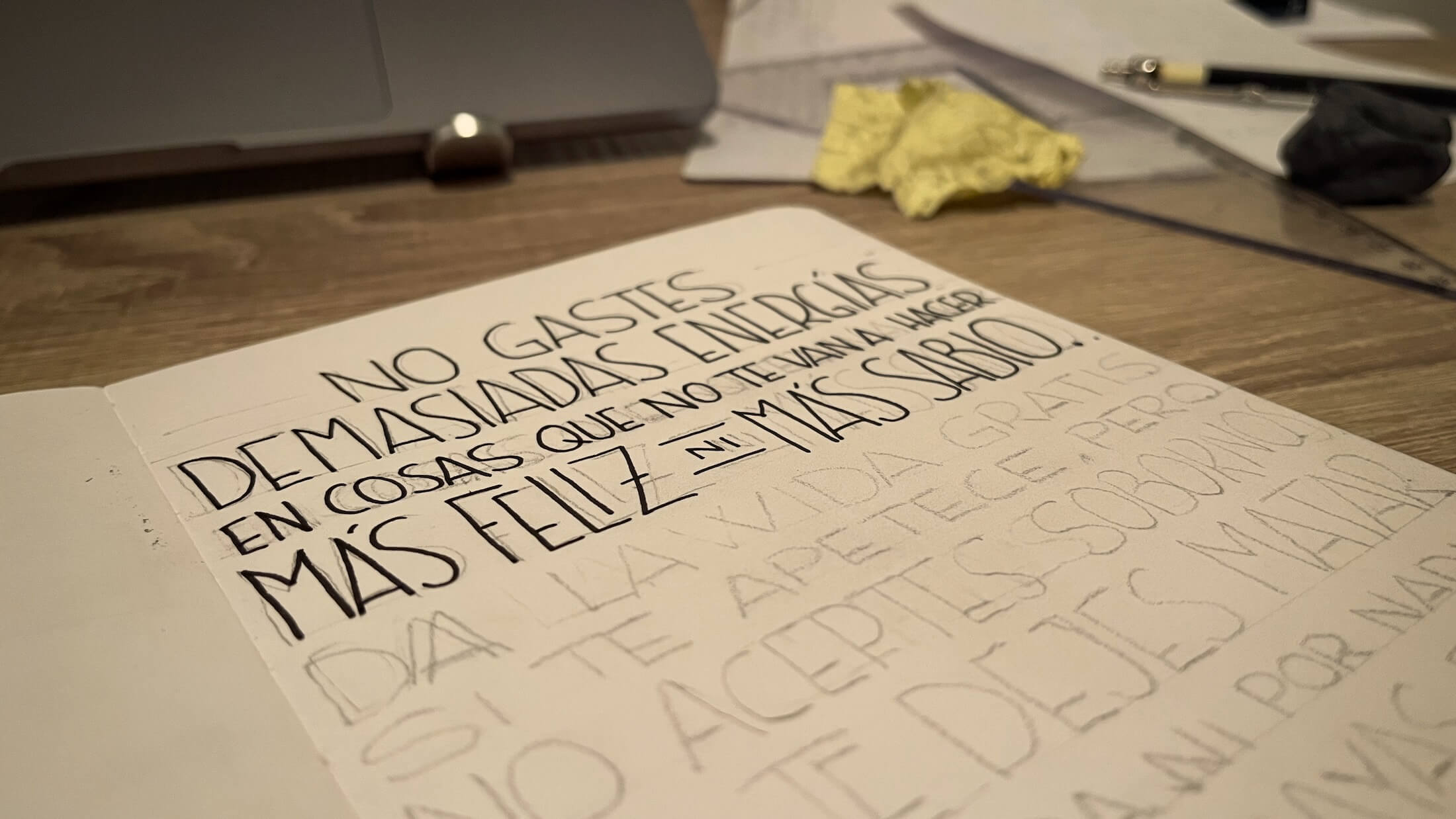 Foto del proceso. Foto del cuaderno sobre la mesa con la cita a medio escribir