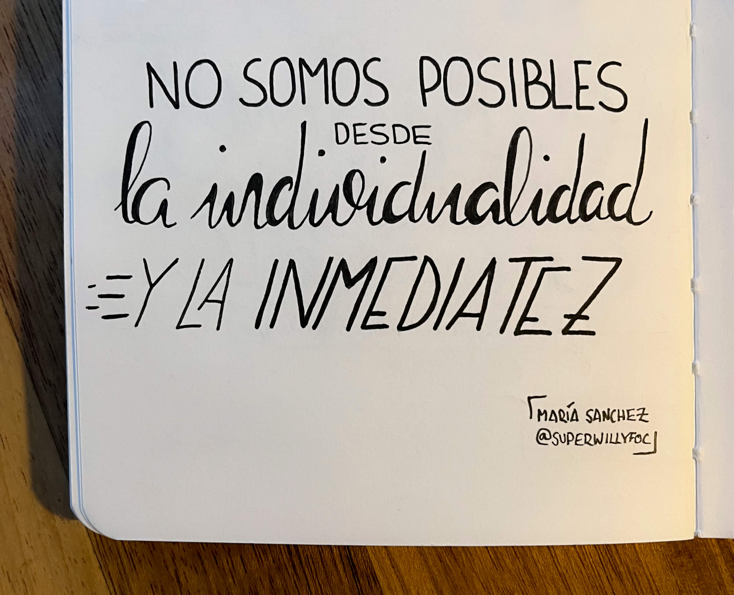 Foto de la cita manuscrita en el cuaderno. Foto de cita escrita manuscrita con la frase de María Sánchez: "No somos posibles desde la individualidad y la inmediatez."