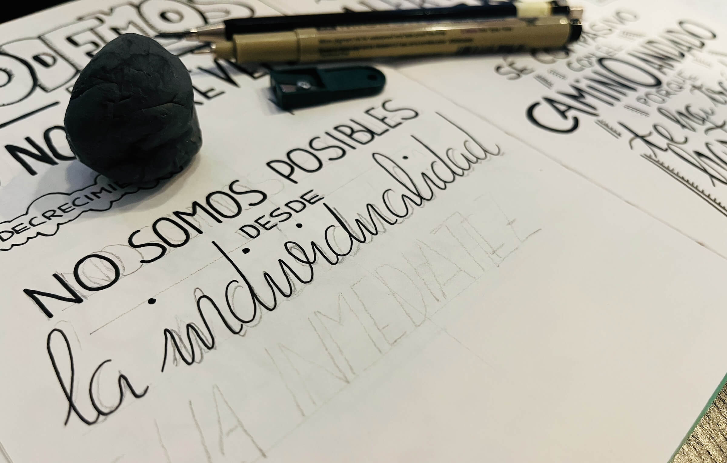 Foto del proceso. Foto del cuaderno sobre la mesa con la cita a medio escribir
