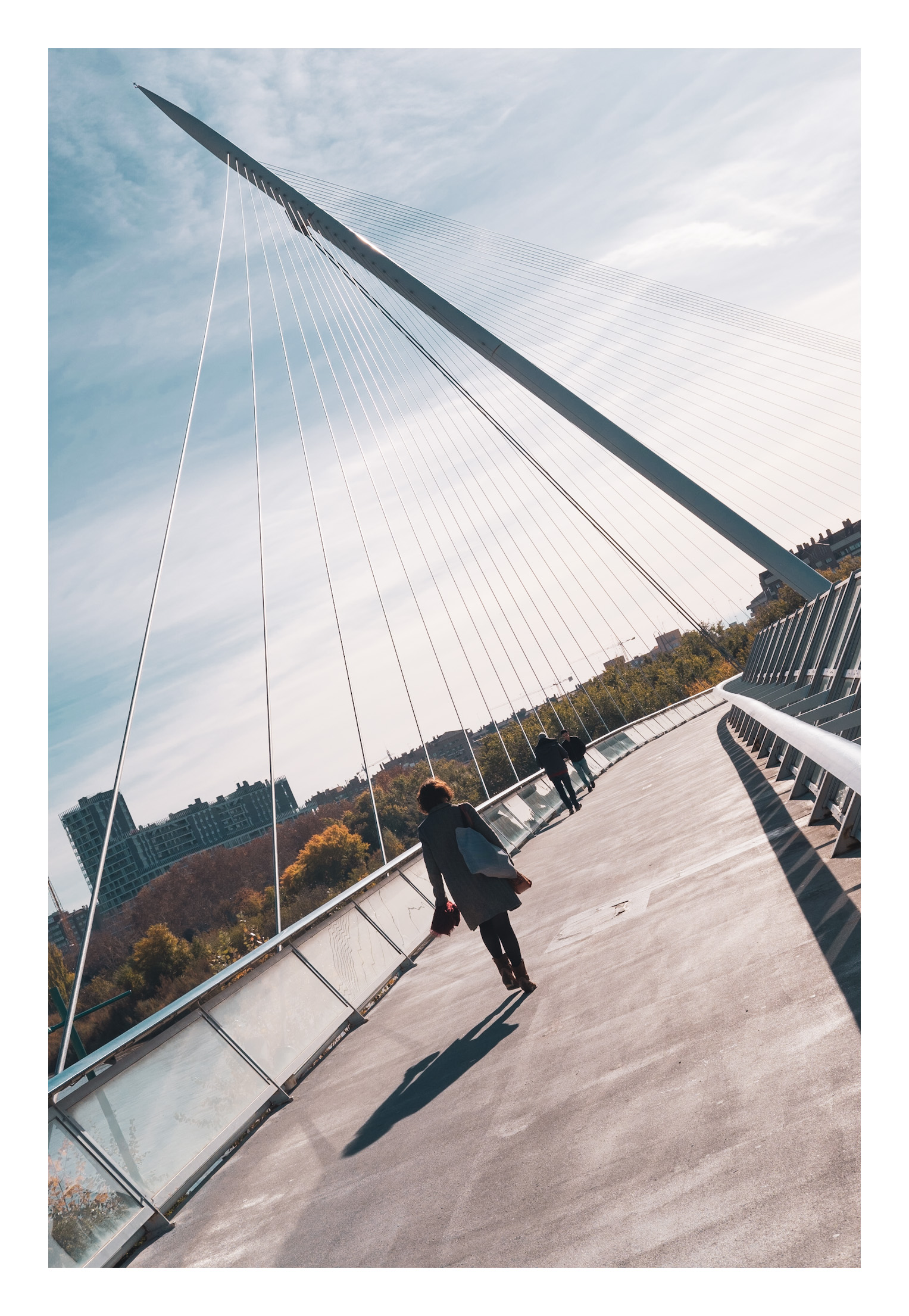 De paseo cruzando el Ebro. Pasarela del Voluntariado (Zaragoza). Una mujer paseando por la pasarela del voluntariado