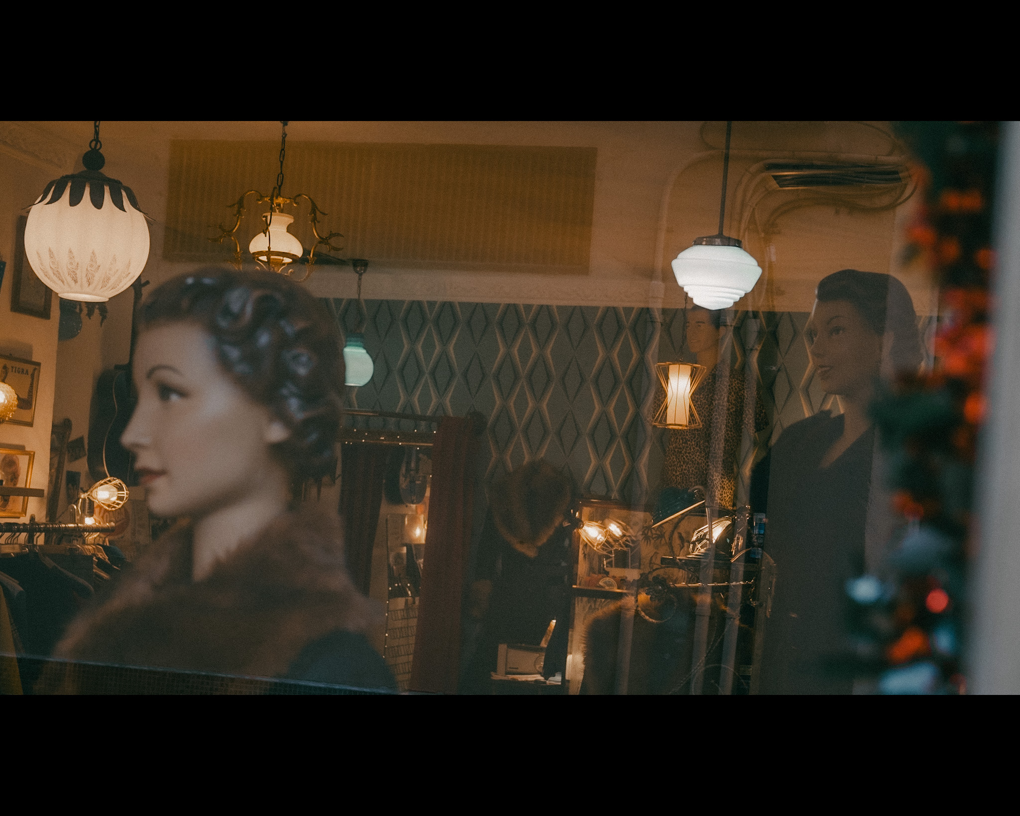 Miradas vintage. Foto a un escaparate de una tienda de moda vintage, con dos maniquiés de mujer como protagonistas