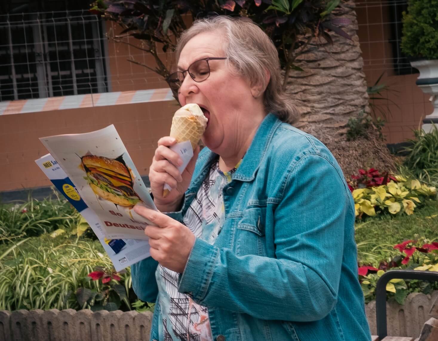 Foto de una chica posando y su pareja haciéndole una foto con la buganvilla de fondo