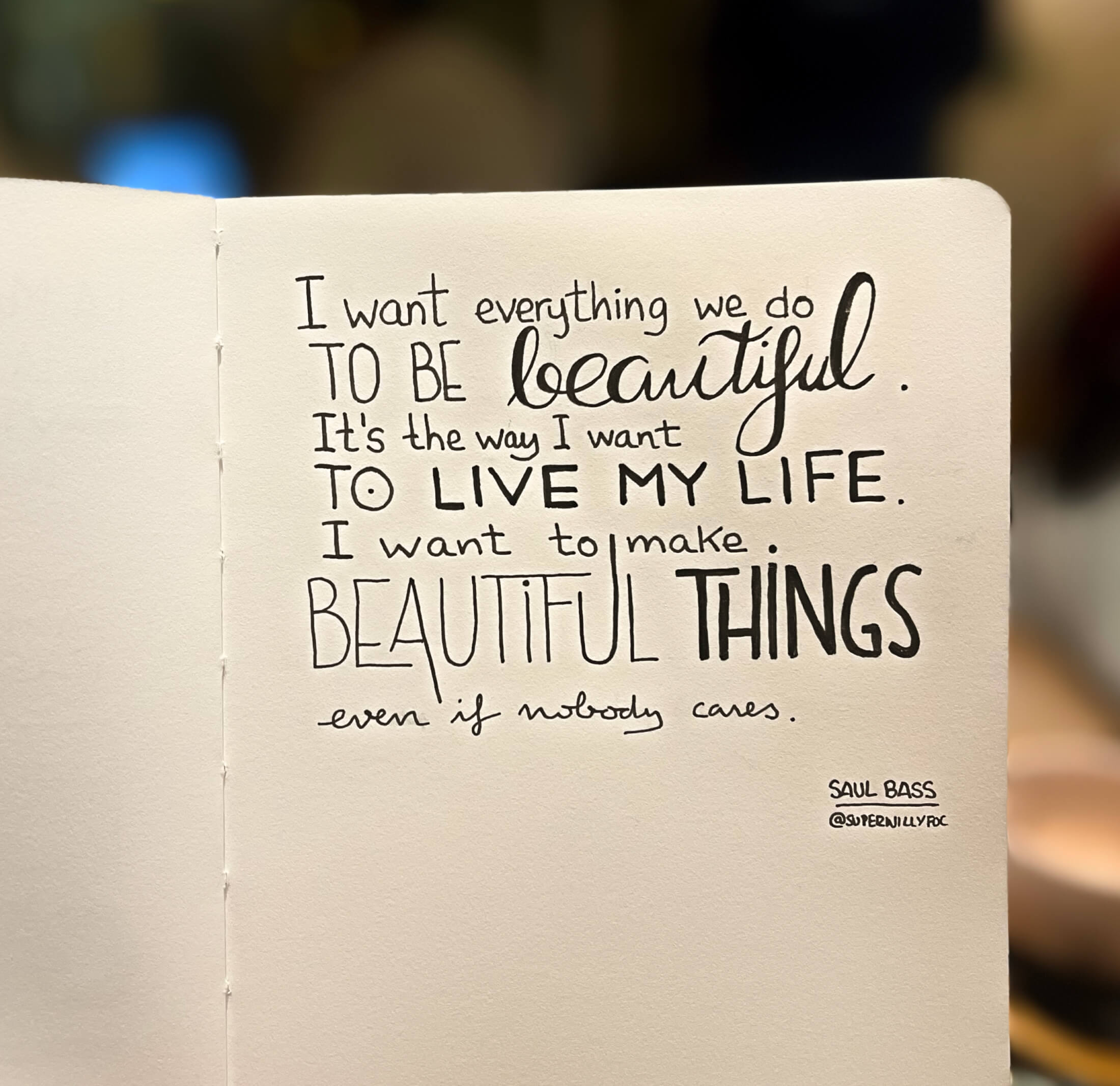 Foto de la cita manuscrita en el cuaderno. Foto de cita escrita manuscrita con la frase de Saul Bass: "I want everything we do to be beautiful (...) It's the way I want to live my life. I want to make beautiful things, even if nobody cares."