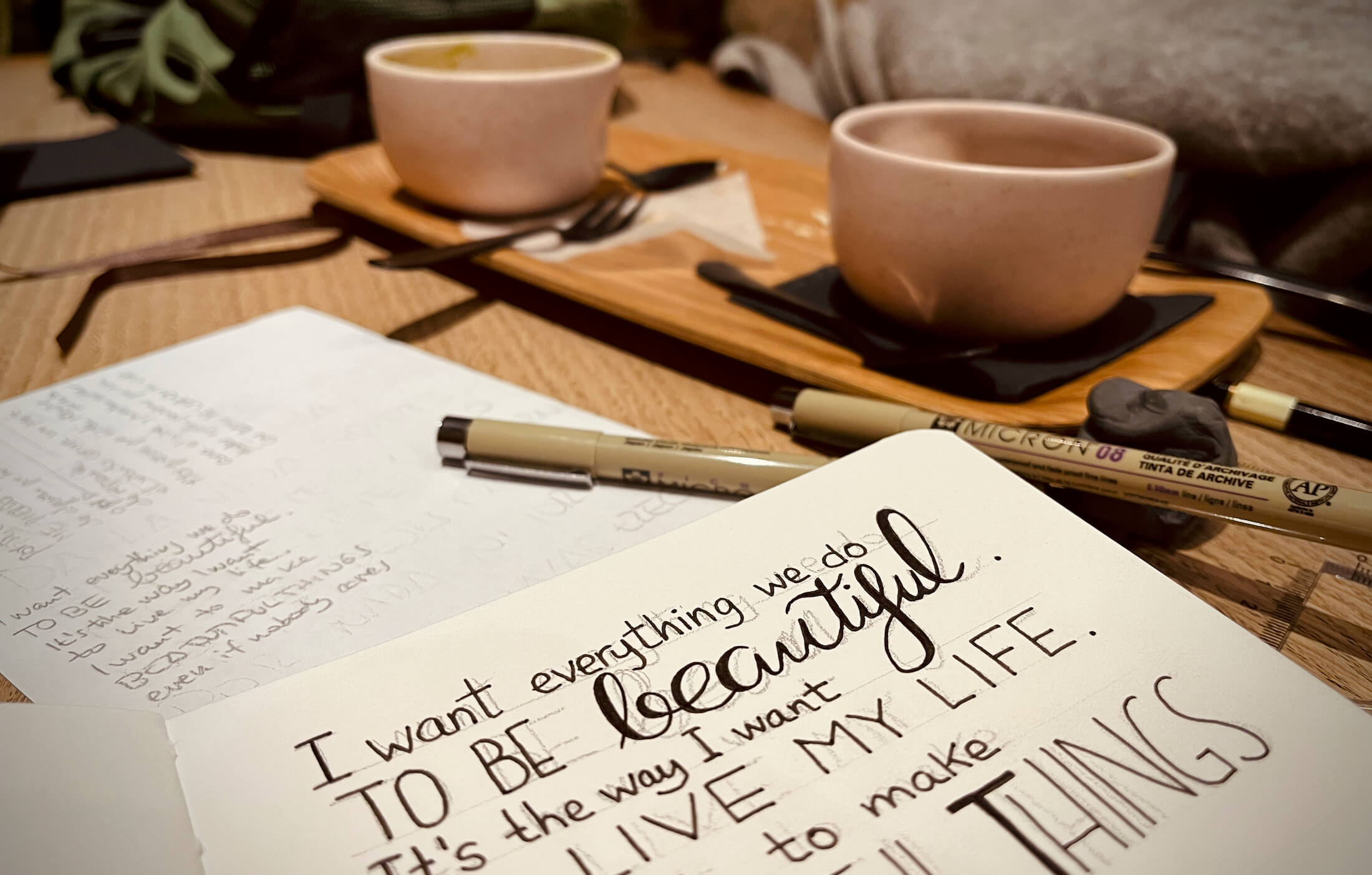 Foto del proceso de escritura en el cuaderno. Foto del cuaderno sobre la mesa con la cita a medio escribir