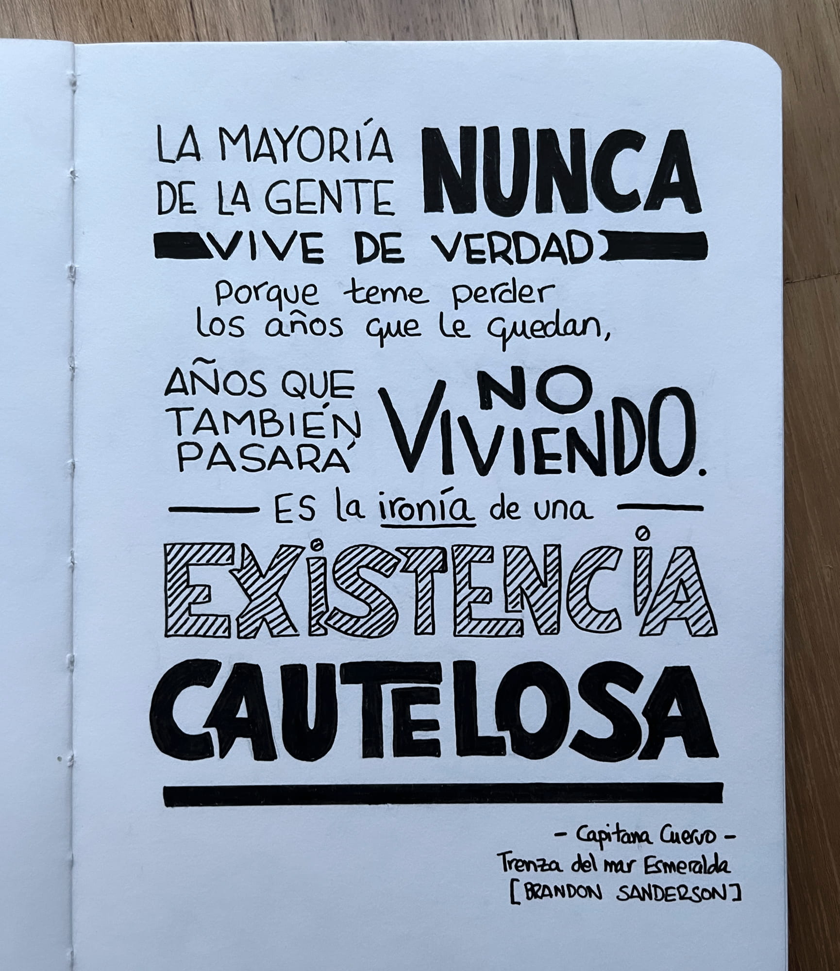 Foto de la cita manuscrita en el cuaderno. Foto de cita escrita manuscrita con la frase de la capitana Cuervo: "La mayoría de la gente nunca vive de verdad porque teme perder los años que le quedan, años que también pasará no viviendo. Es la ironía de una existencia cautelosa."