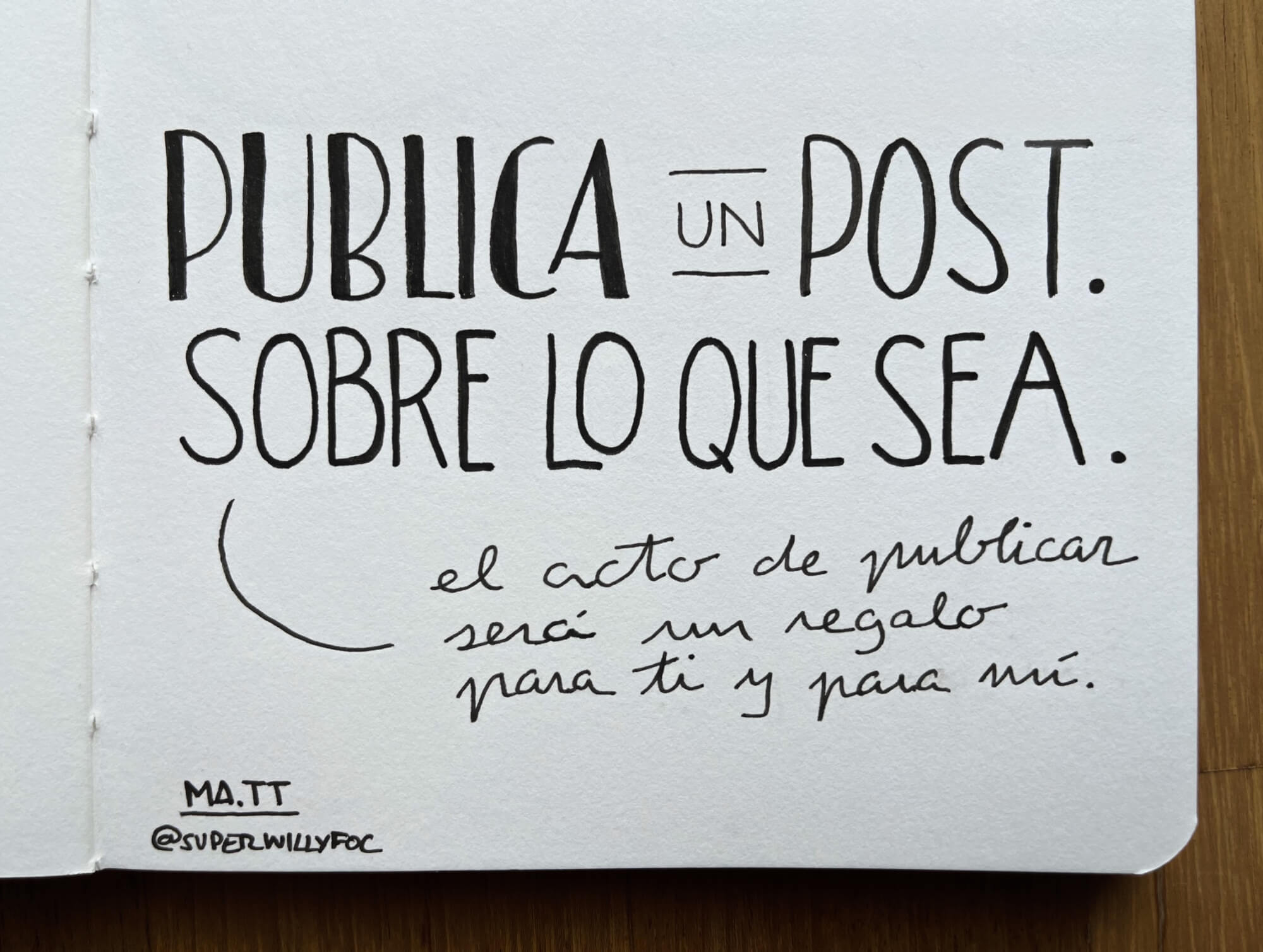 Foto de la cita manuscrita en el cuaderno. Foto de cita escrita manuscrita con la frase de Ma.tt: "Publica un post. Sobre lo que sea. El acto de publicar será un regalo para ti y para mí."