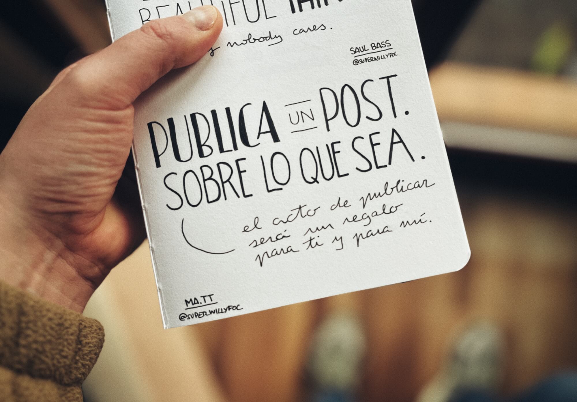 Foto del cuaderno con la cita manuscrita. Foto de cita escrita manuscrita en el cuaderno"