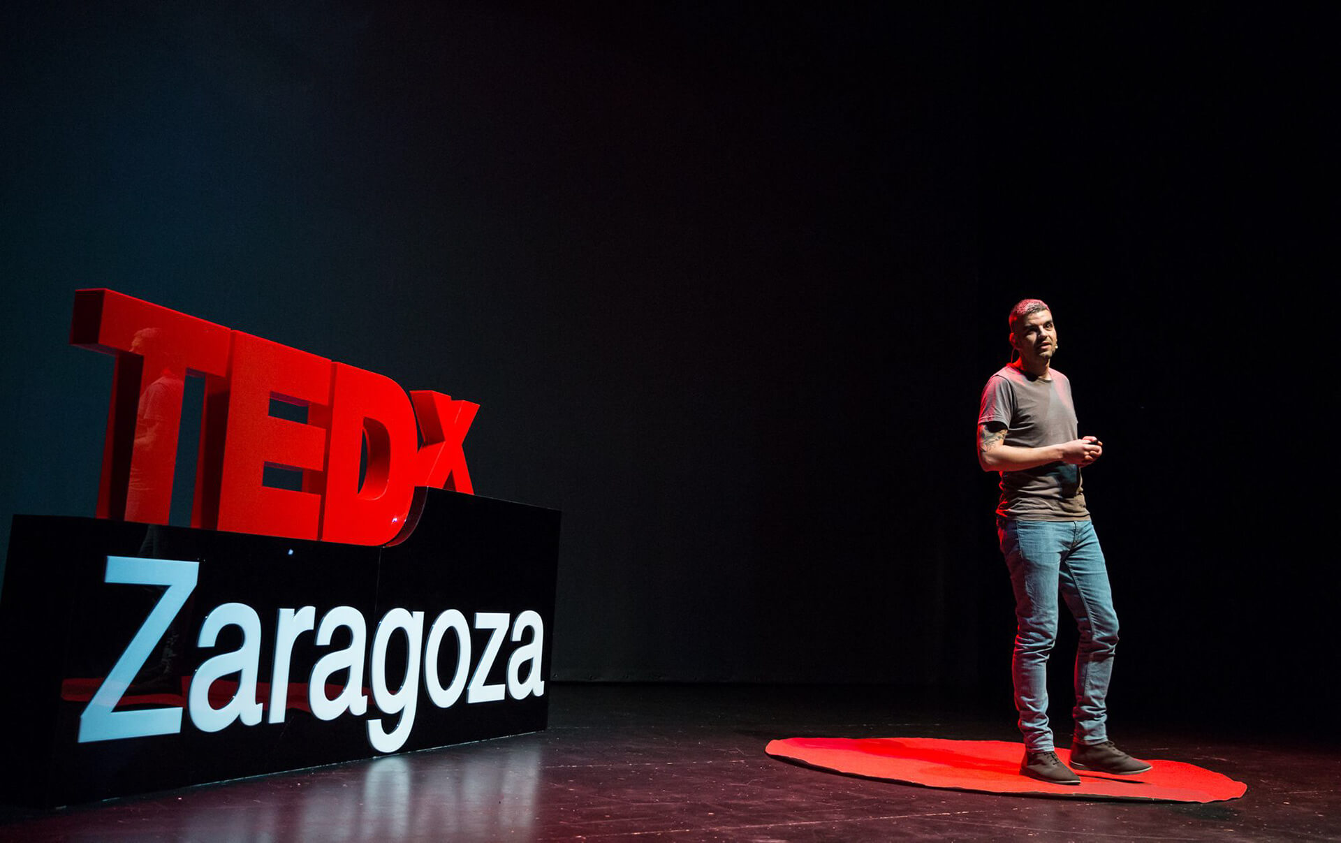 Foto del escenario del TEDx Zaragoza 2018 y yo en mi charla