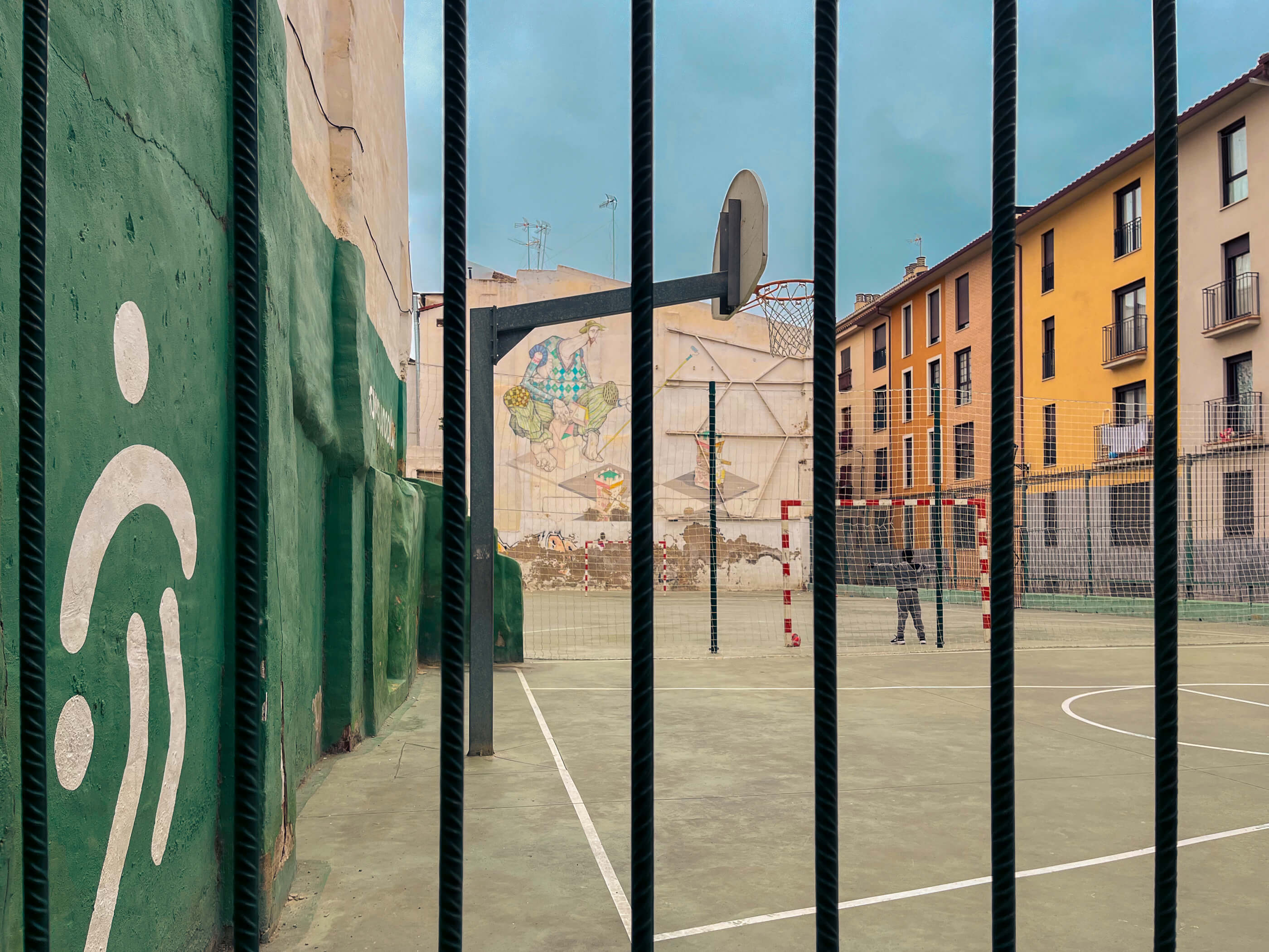 Zona de recreo y juegos en el barrio del Gancho, en el centro de Zaragoza.