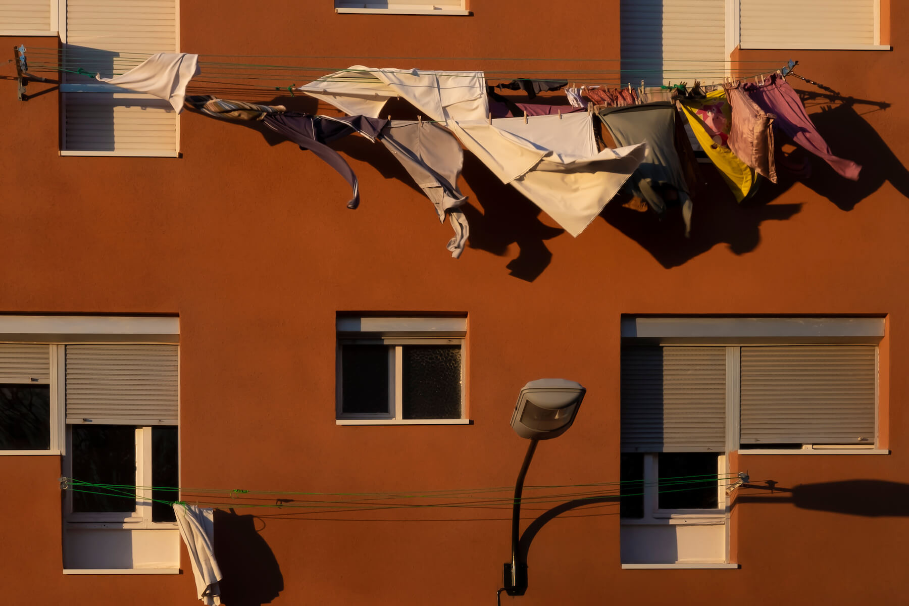 Ropa tendida y agitada con el viento
