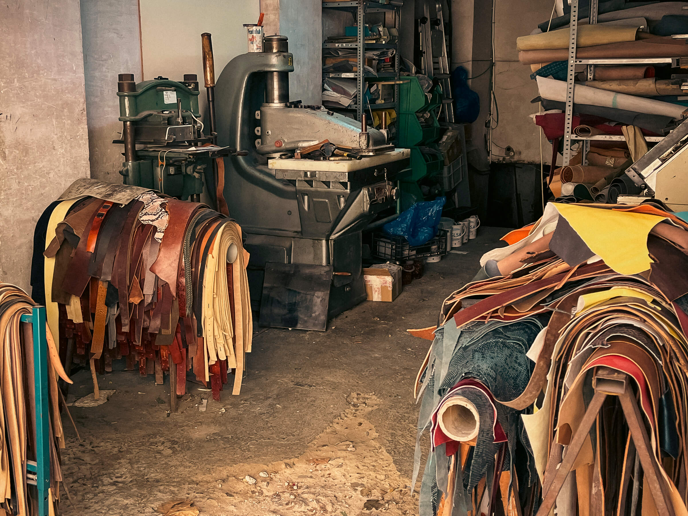 Todavía quedan algunos talleres artesanos en algunos pequeños pueblos. Foto del interior de un taller artesano de peletería