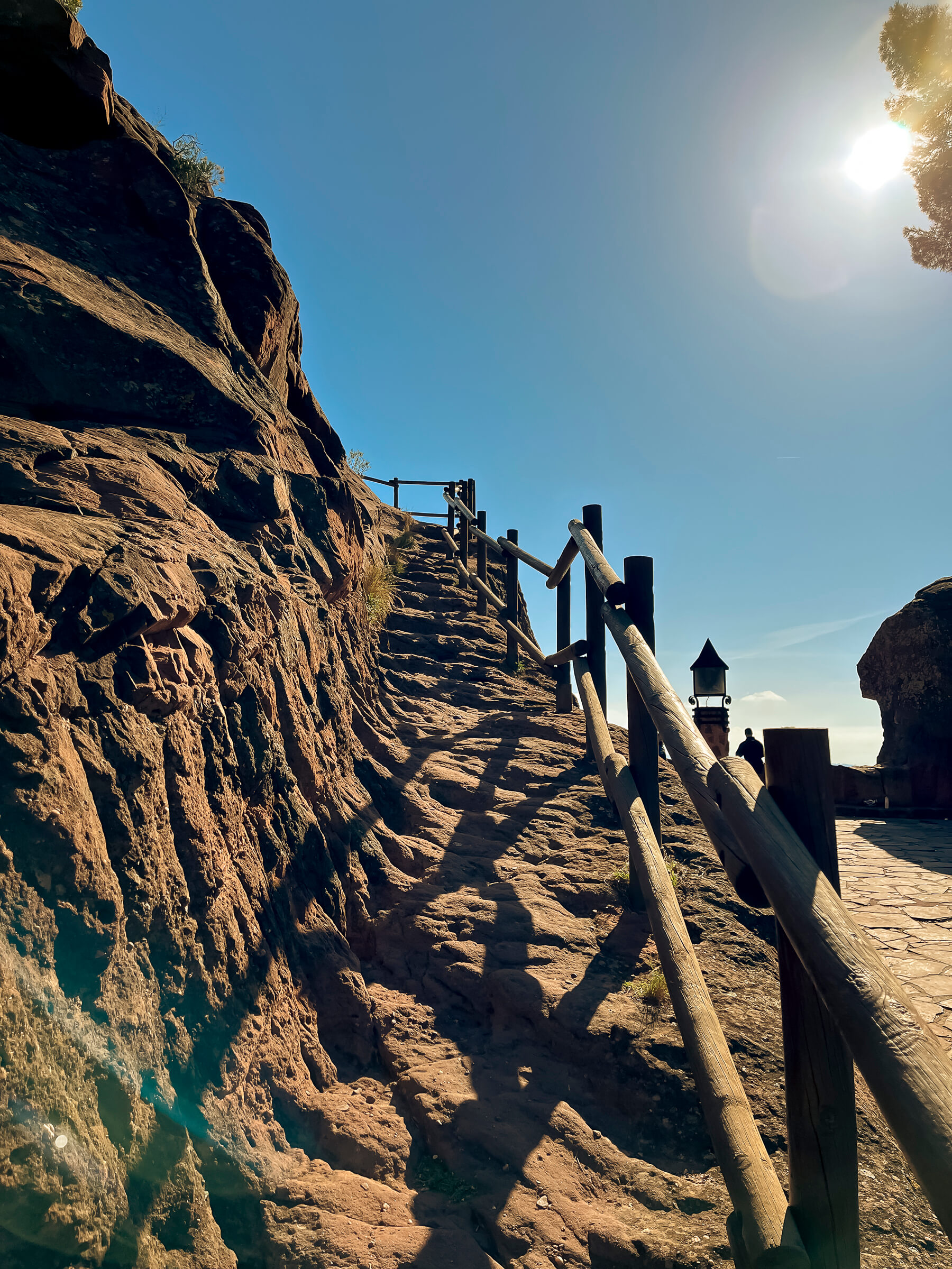 Escalera caliza al cielo. Escalera en la roca de subida con el cielo de fondo