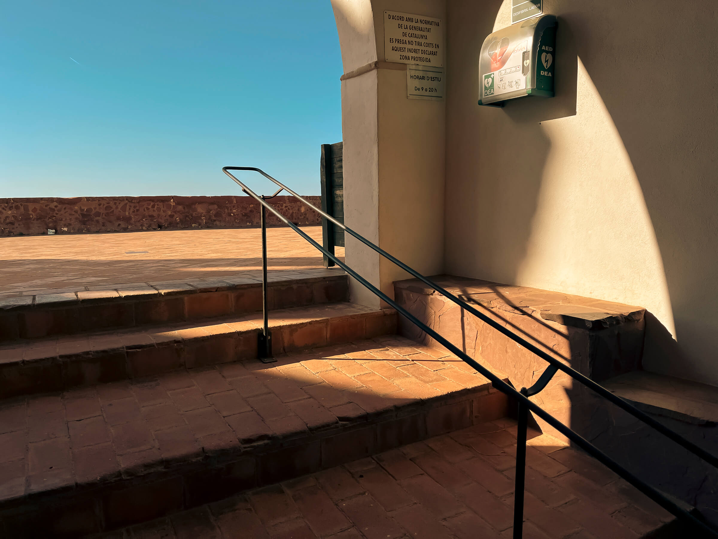 Entrada a la ermita de La Mare de Deu de la Roca en Mont-Roig, Tarragona. Escaleras de entrada de la ermita con el cielo y la plazoleta de fondo