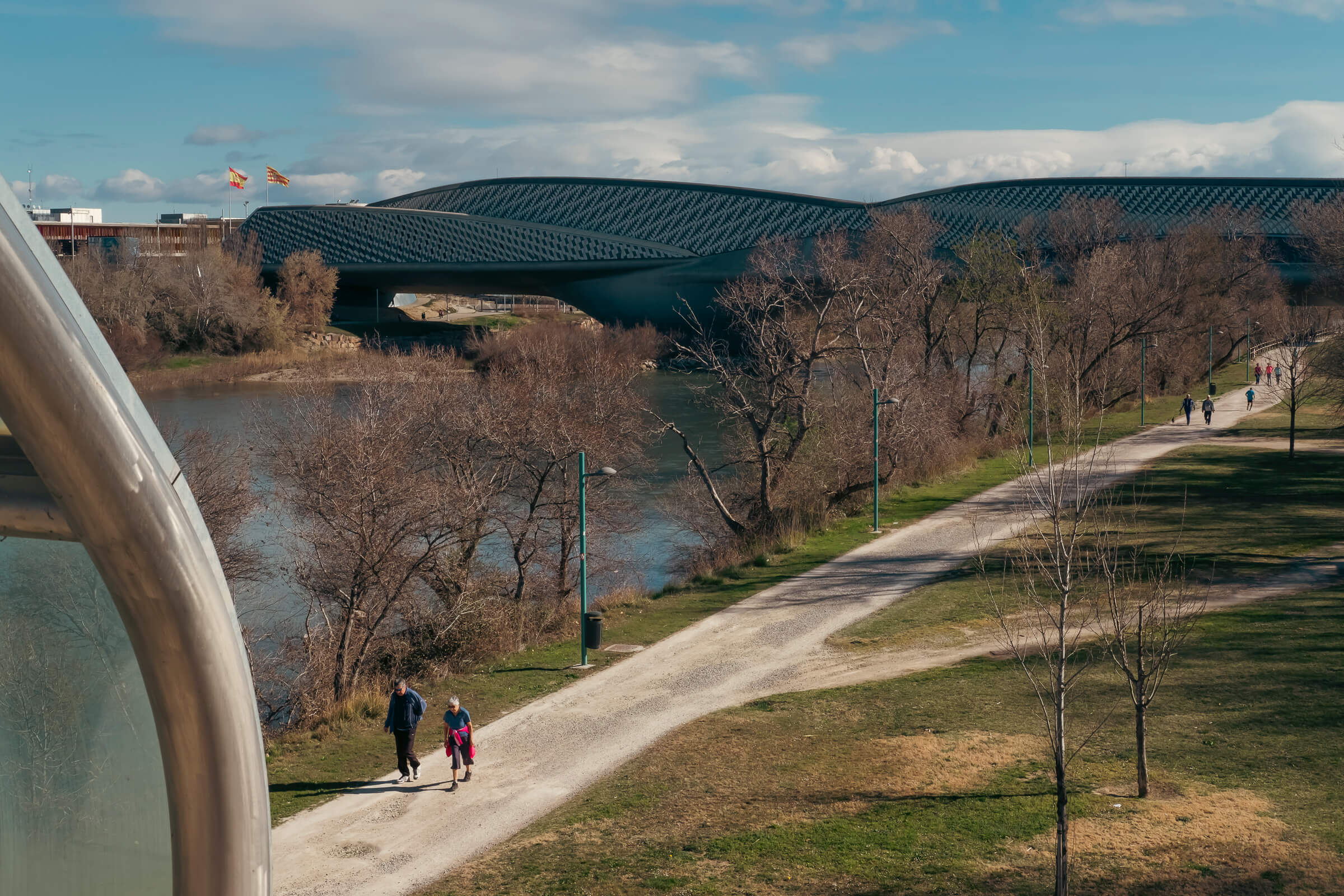 Ribera del río Ebro desde el Puente del Tercer Milenio en un día primaveral y soleado