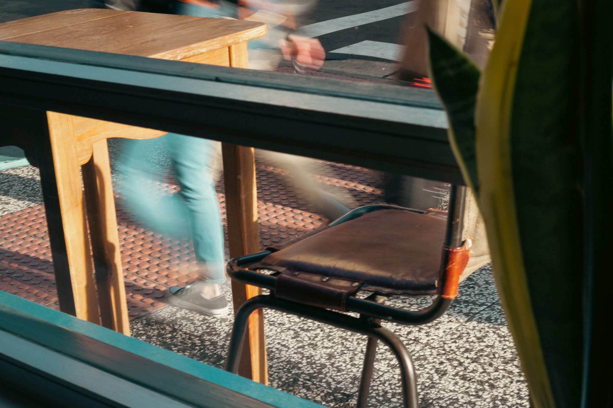 Desde La Bendita a las 07:30 horas. Desde una ventana se ve la calle y personas en movimiento caminando por la acera
