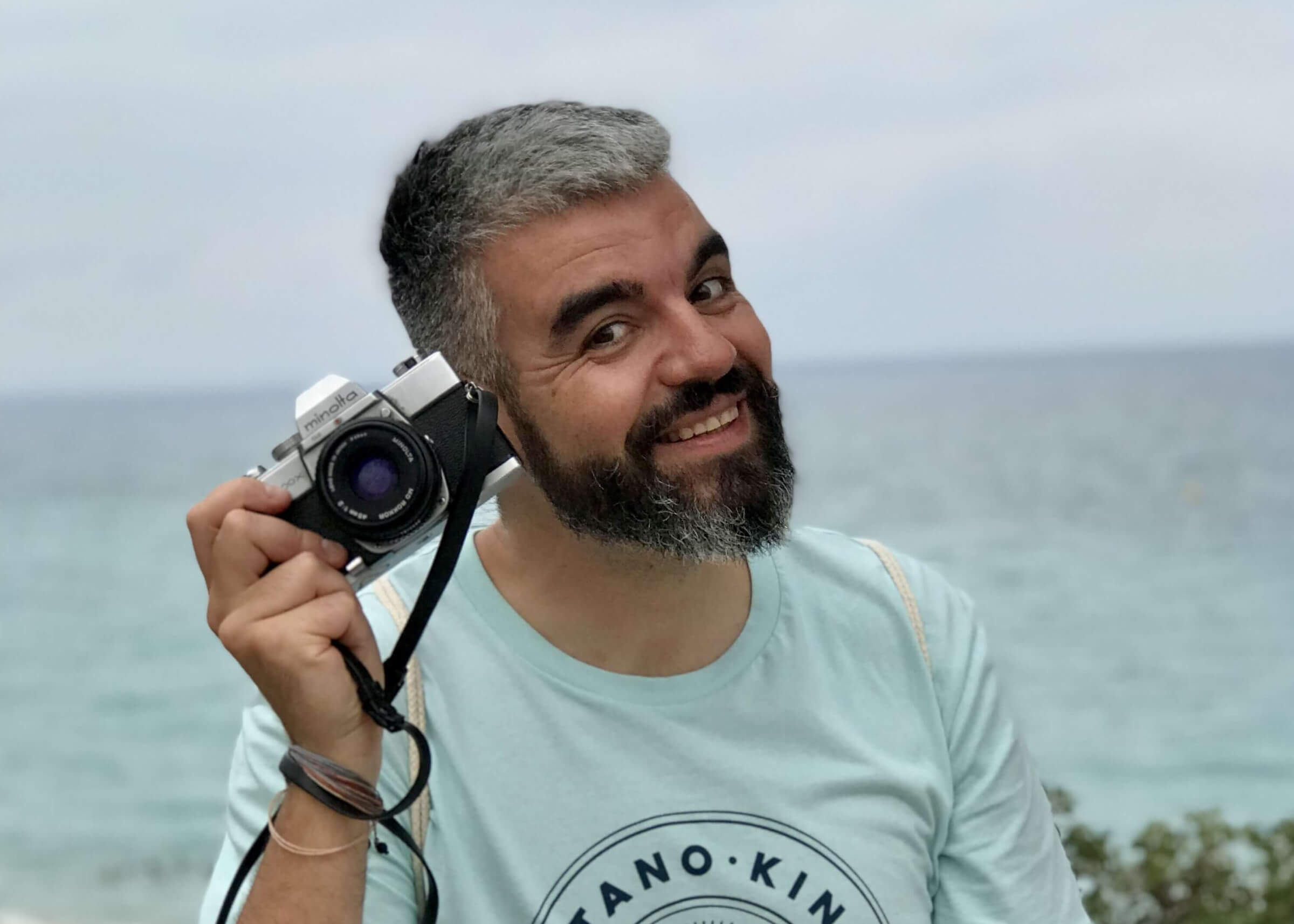 Yo muy feliz con la cámara analógica en el mar