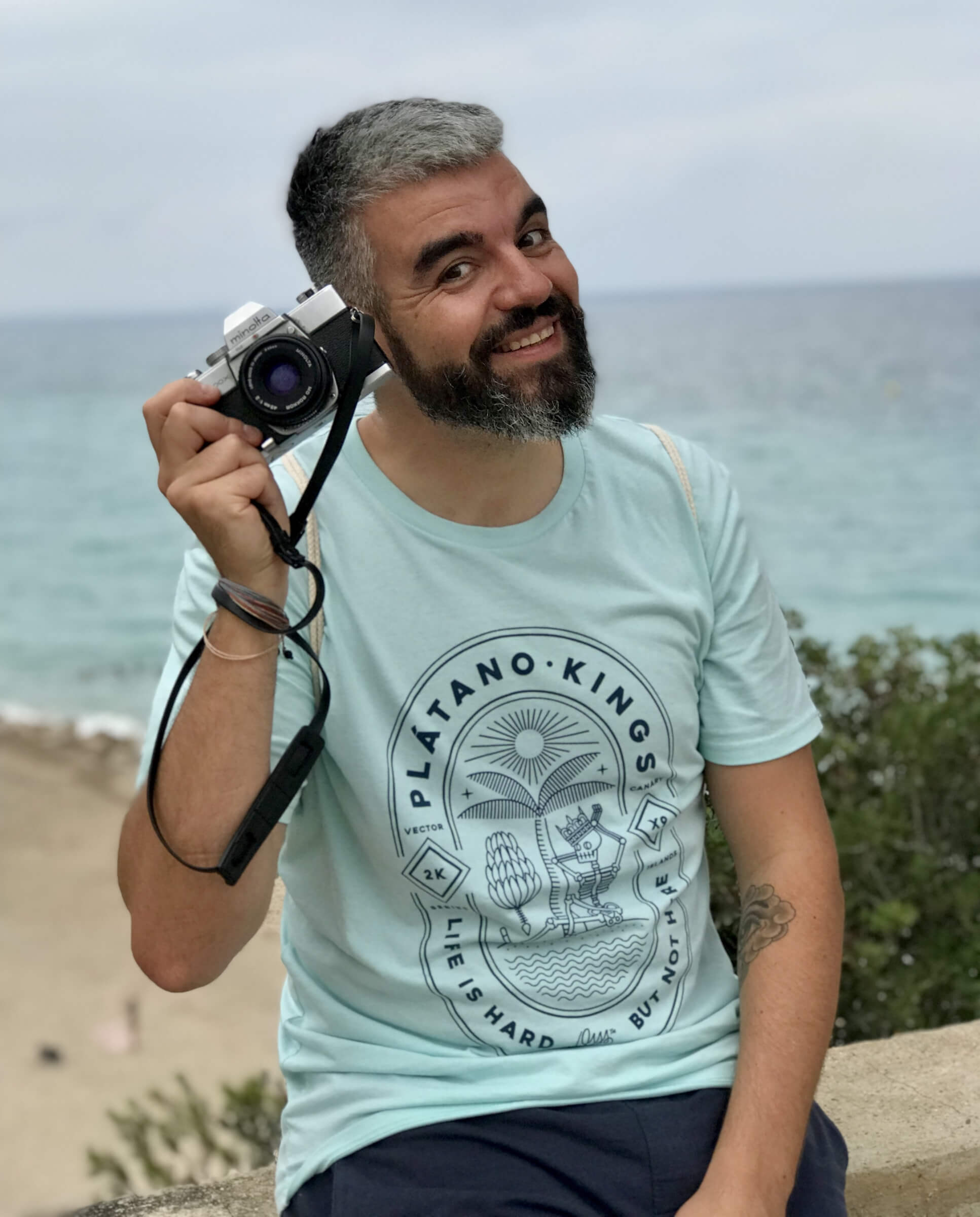 Yo muy feliz con la cámara analógica en el mar