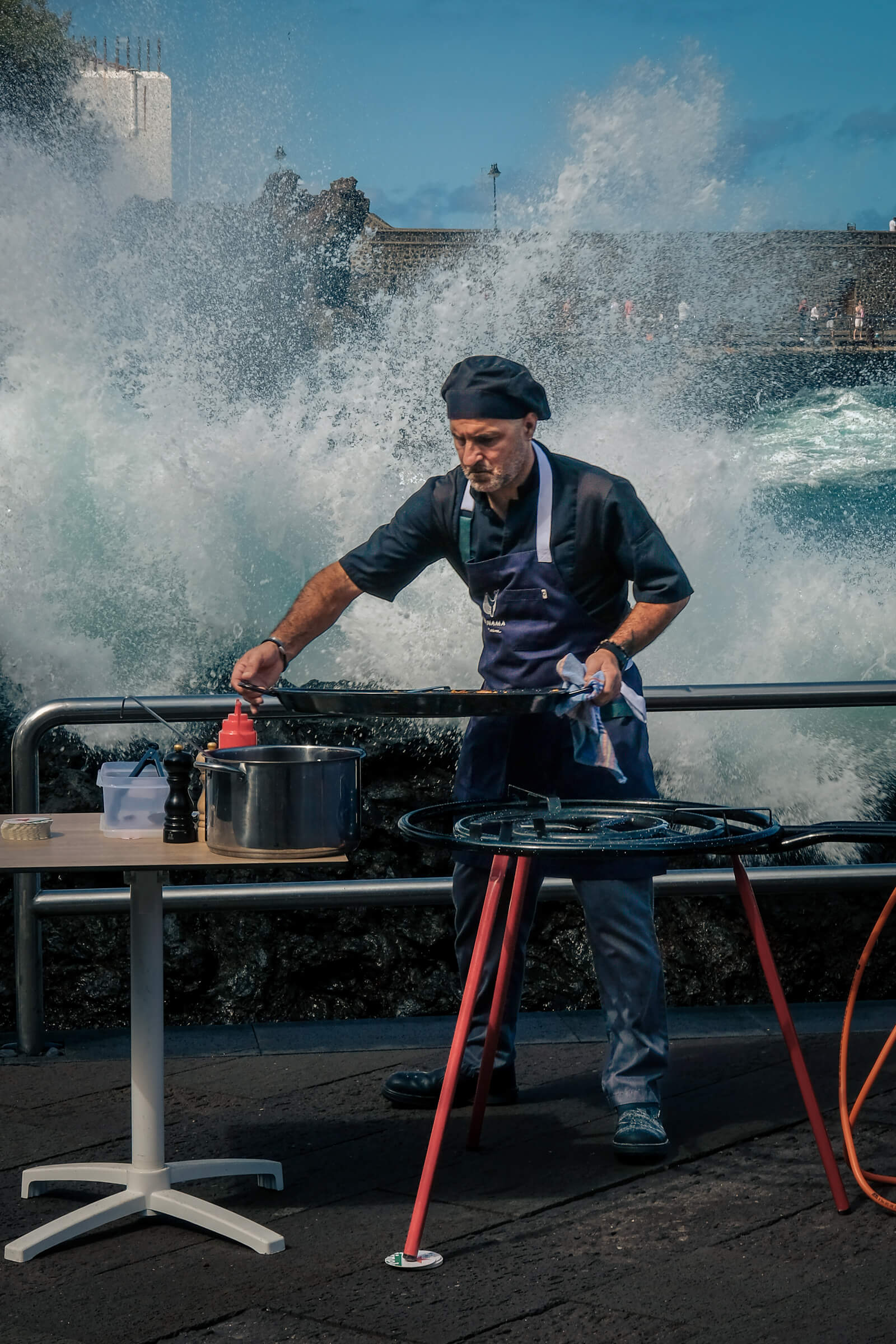 En la playa de San Telmo al cocinero del restaurante le envuelven las olas en ocasiones. Fotografía del oleaje del Atlántico