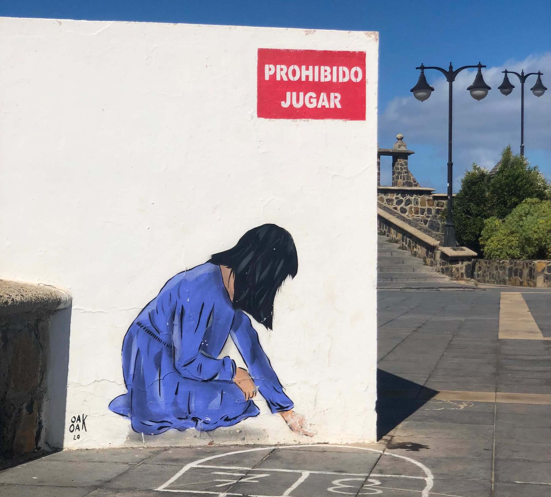 Imagen de una obra de Oakoak en una plaza de Puerto de la Cruz