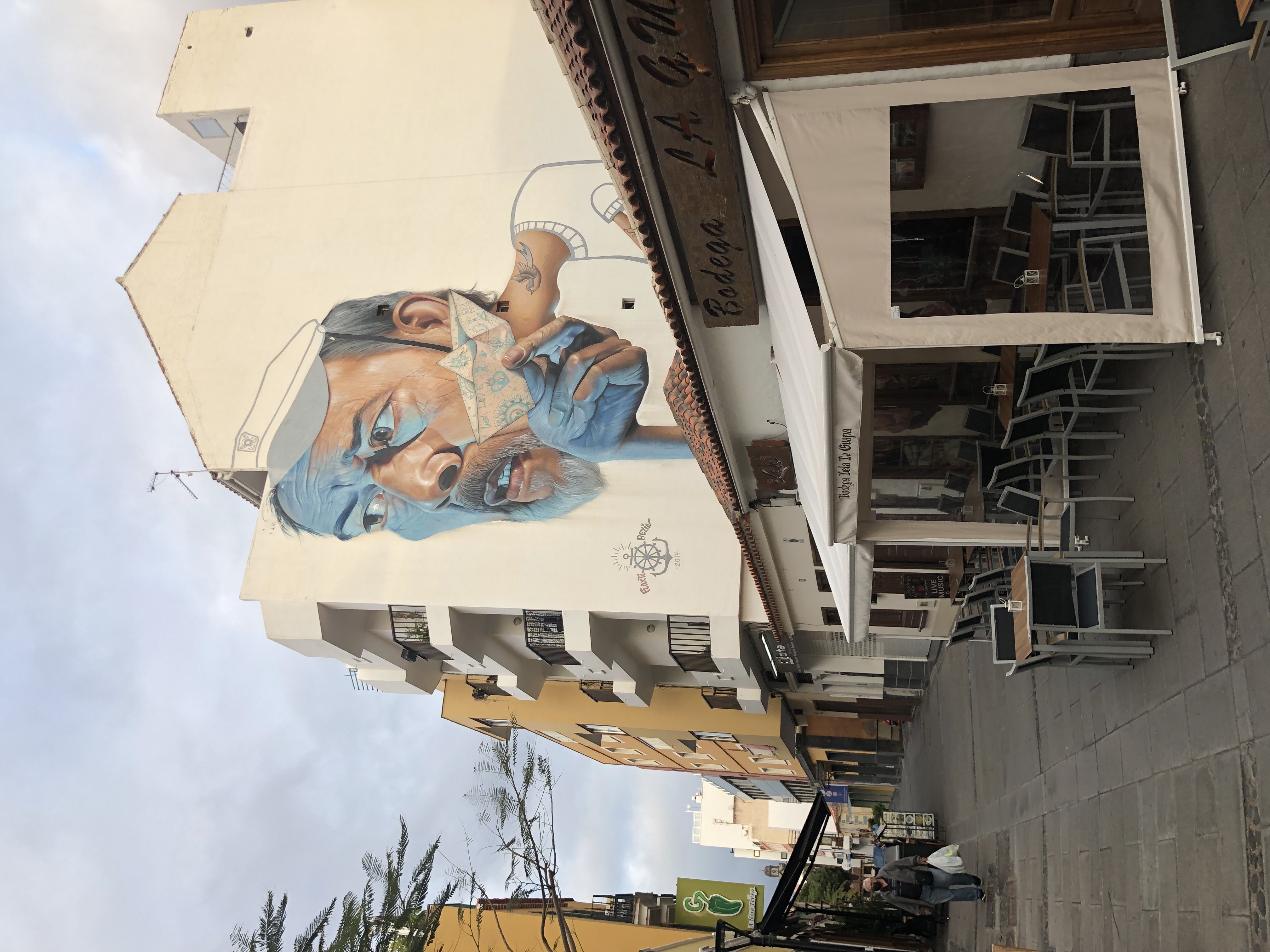 Foto del mural Marinero y barquito de papel