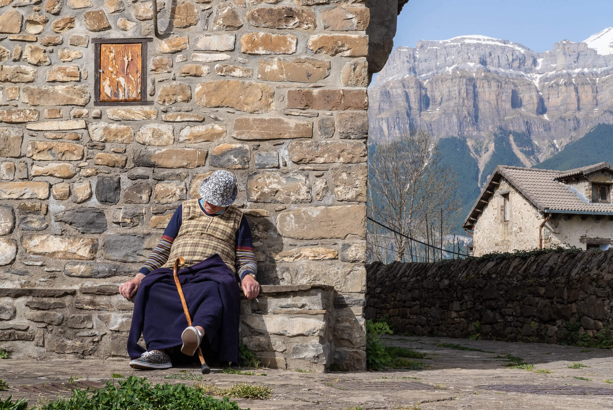 Foto de señora durmiendo al sol con la montaña de fondo